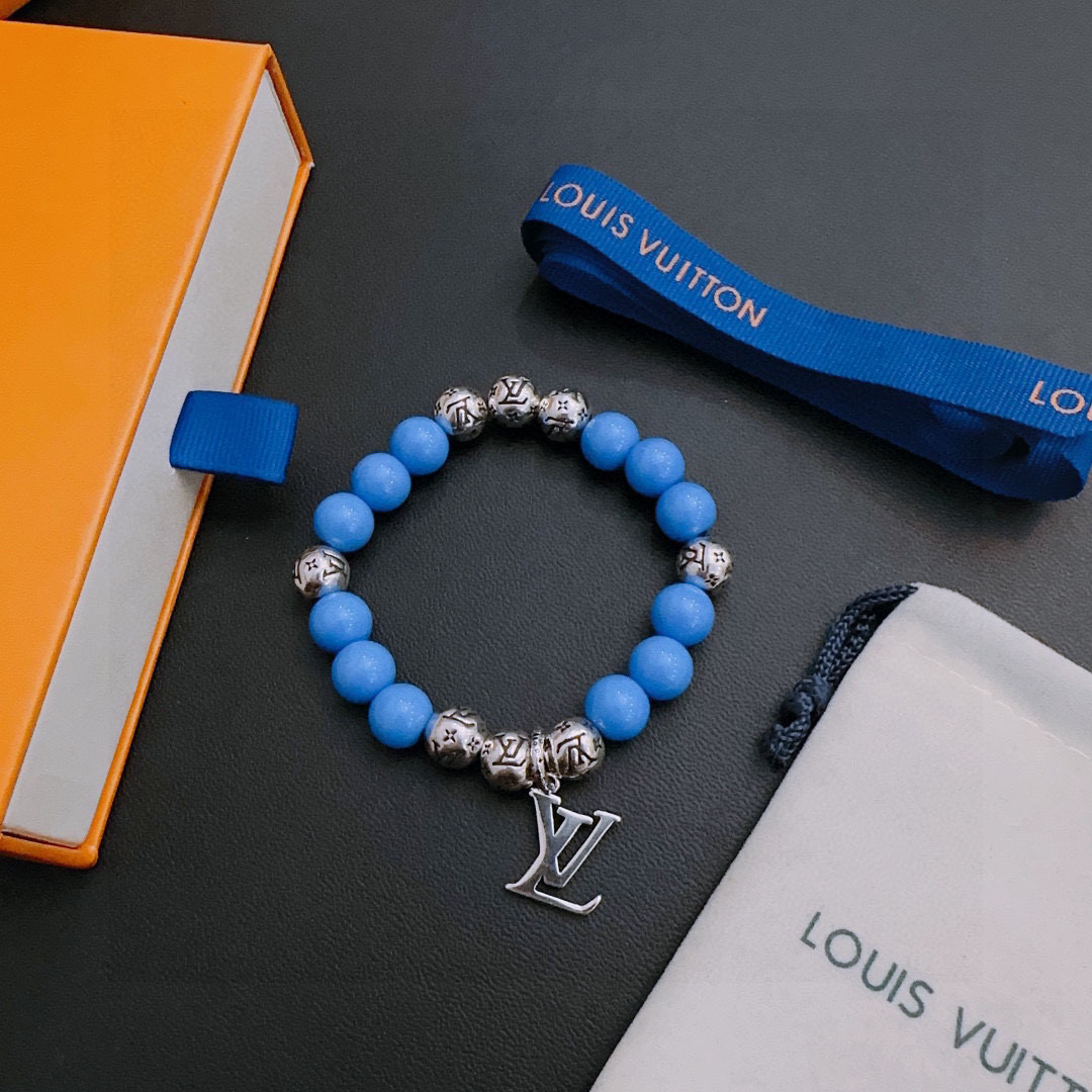 NO:558523,Counter precision version LV Louis Vuitton multi-element agate Thai silver style bracelet. Same style as G-Dragon star. Retro old style. Original replica. Purely handmade ~ authentic open mold. Trendy and fashionable must-have. Can be worn by both men and women. Same style for couples. Rock punk Thai silver style. Retro elements. Trendy and versatile. Same style as the official website, boutique jewelry, louis vuitton, louis vuitton, bracelet19860909专柜精工版本 LV路易威登多元素玛瑙泰银风格手链 权志龙明星同款 复古做旧风 原版复刻 纯手工打造 ～正品开模潮流时尚必备 男女均可佩戴 情侣款同款 摇滚朋克泰银风格 复古元素 潮流百搭 官网同款,饰品精品,louis vuitton,louis vuitton,bracelet,Jewelry