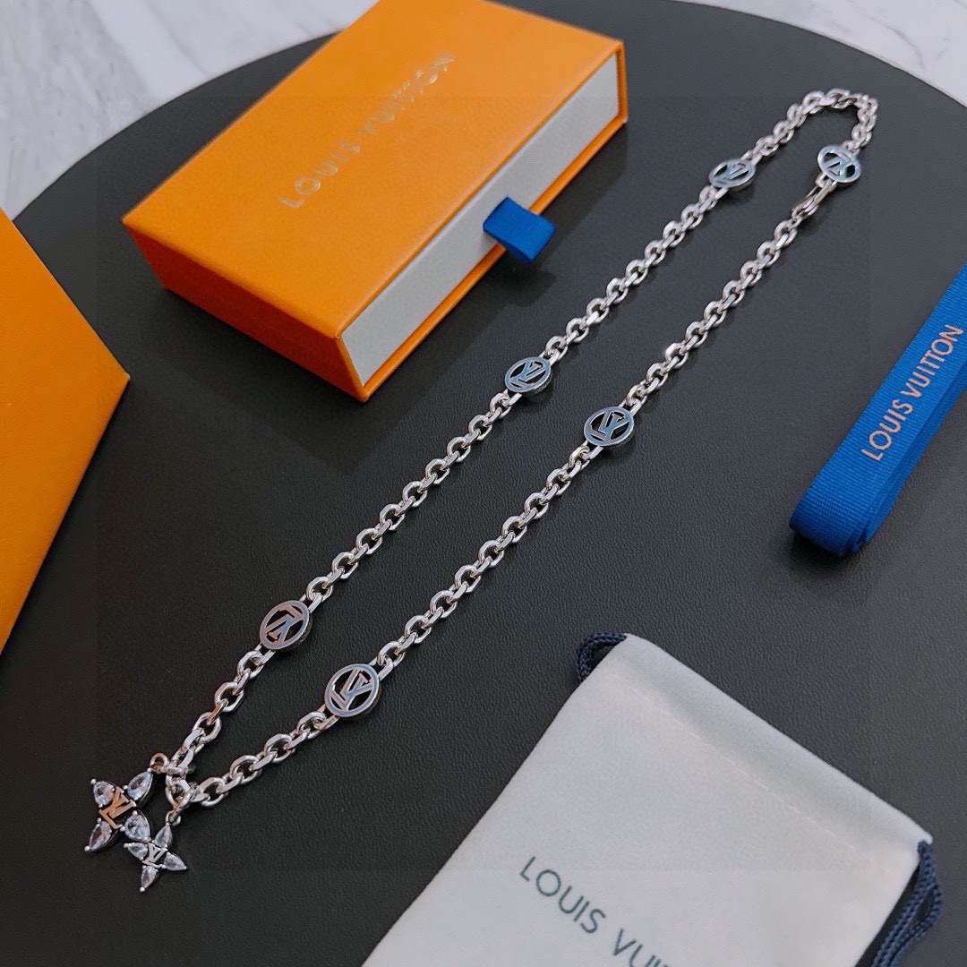NO:558525,Louis Vuitton LV necklace original single goods counter new open mold retro trendy fashion must-have. Can be worn by both men and women. The same style for couples. Rock punk Thai silver style. Retro elements. Trendy and versatile. The latest chain of the same necklace on the official website is higher grade. Star classic necklace series retro silver necklace. The chain length is 60 cm and the length can be changed. The details are distressed. Non-market glossy version. This has been on the market. This is a hot-selling model in LV. It goes well with trendy clothes, jewelry boutiques, louis vuitton, louis  vuitton,necklace19860909路易威登 LV项链原单货专柜新款开模复古潮流时尚必备 男女均可佩戴 情侣款同款 摇滚朋克泰银风格 复古元素 潮流百搭 官网同款项链最新款链条档次更高明星经典款项链系列复古银项链 链长60厘米可改长度 细节对版做旧处理 非市面亮面版型 这款一直在出 LV里面热卖款 非常好搭配潮流衣服,饰品精品,louis vuitton,louis vuitton,necklace,Jewelry