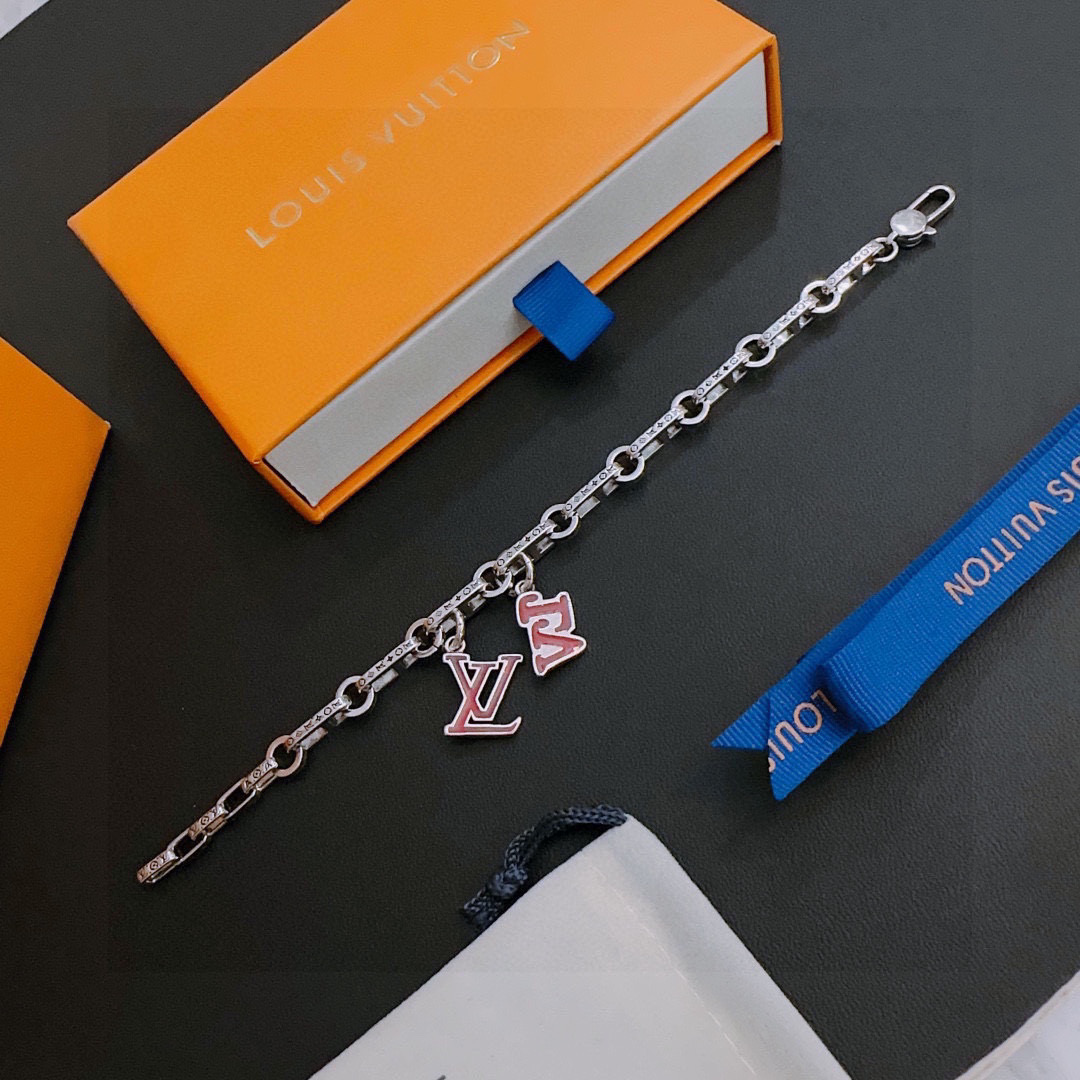 NO:558531,High-quality LV Louis Vuitton bracelet original item counter new open mold retro trendy fashion must-have. Can be worn by both men and women. The same style for couples. Rock punk Thai silver style. Retro elements. Trendy and versatile. The same necklace on the official website. The latest chain has a higher grade. Celebrity classic bracelet. Cuban chain series. Retro silver bracelet. The length of the chain is 22cm.  Very easy to match with trendy clothes, fine jewelry, louis vuitton, louis vuitton, necklace, bracelet19860909高品质LV路易威登手链原单货专柜新款开模复古潮流时尚必备 男女均可佩戴 情侣款同款 摇滚朋克泰银风格 复古元素 潮流百搭 官网同款项链最新款链条档次更高明星经典款手链古巴链系列复古银手链 链长码数22cm20cm18cm可改长度 细节对版做旧处理 非市面亮面版型 这款一直在出 LV里面热卖款 非常好搭配潮流衣服,饰品精品,louis vuitton,louis vuitton,necklace,bracelet,Jewelry