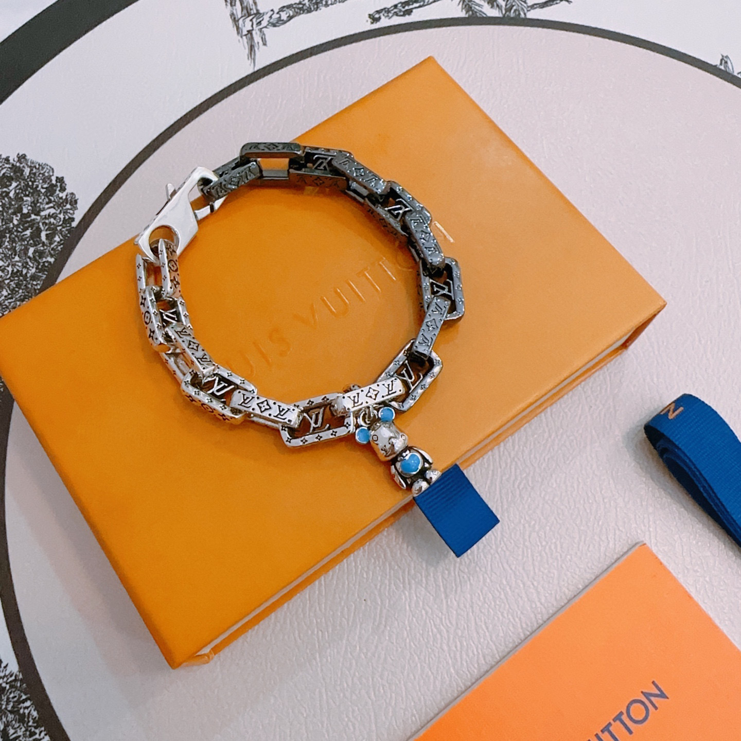 NO:581844,High-quality Louis Vuitton LV bracelet original item counter new open mold retro trendy fashion must-have. Can be worn by both men and women. The same style for couples. Rock punk Thai silver style. Retro elements. Trendy and versatile. The same necklace on the official website. The latest chain has a higher grade. Celebrity classic bracelet. Cuban chain series. Retro silver bracelet. The length of the chain is 22cm.  Very easy to match with trendy clothes, fine jewelry, louis vuitton, louis vuitton, necklace, bracelet19860909高品质路易威登LV手链原单货专柜新款开模复古潮流时尚必备 男女均可佩戴 情侣款同款 摇滚朋克泰银风格 复古元素 潮流百搭 官网同款项链最新款链条档次更高明星经典款手链古巴链系列复古银手链 链长码数22cm20cm18cm可改长度 细节对版做旧处理 非市面亮面版型 这款一直在出 LV里面热卖款 非常好搭配潮流衣服,饰品精品,louis vuitton,louis vuitton,necklace,bracelet,Jewelry