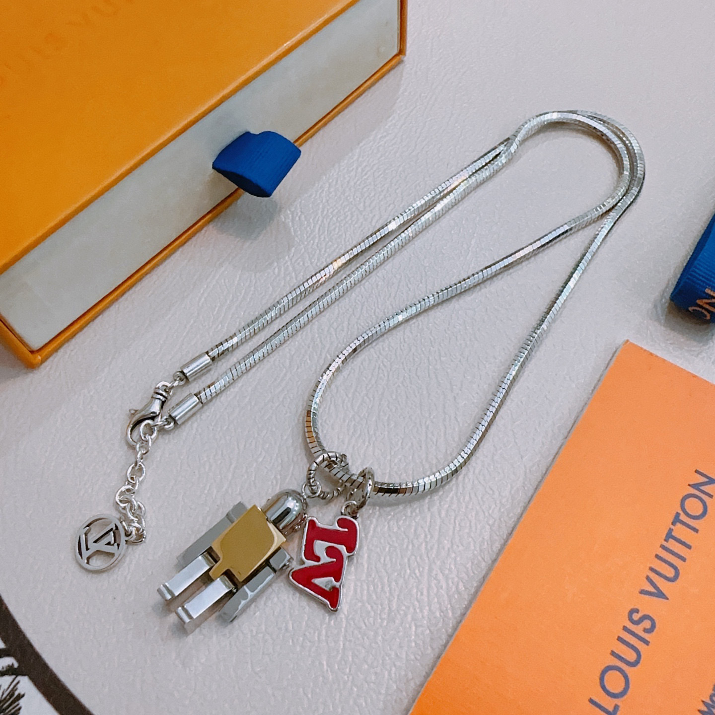 NO:581849,Louis Vuitton LV necklace original single goods counter new open mold retro trendy fashion must-have. Can be worn by both men and women. The same style for couples. Rock punk Thai silver style. Retro elements. Trendy and versatile. The latest chain of the same necklace on the official website is higher grade. Star classic necklace series retro silver necklace. The chain length is 60 cm and the length can be changed. The details are distressed. Non-market glossy version. This has been on the market. This is a hot-selling model in LV. It goes well with trendy clothes, jewelry boutiques, louis vuitton, louis  vuitton,necklace19860909路易威登 LV项链原单货专柜新款开模复古潮流时尚必备 男女均可佩戴 情侣款同款 摇滚朋克泰银风格 复古元素 潮流百搭 官网同款项链最新款链条档次更高明星经典款项链系列复古银项链 链长60厘米可改长度 细节对版做旧处理 非市面亮面版型 这款一直在出 LV里面热卖款 非常好搭配潮流衣服,饰品精品,louis vuitton,louis vuitton,necklace,Jewelry