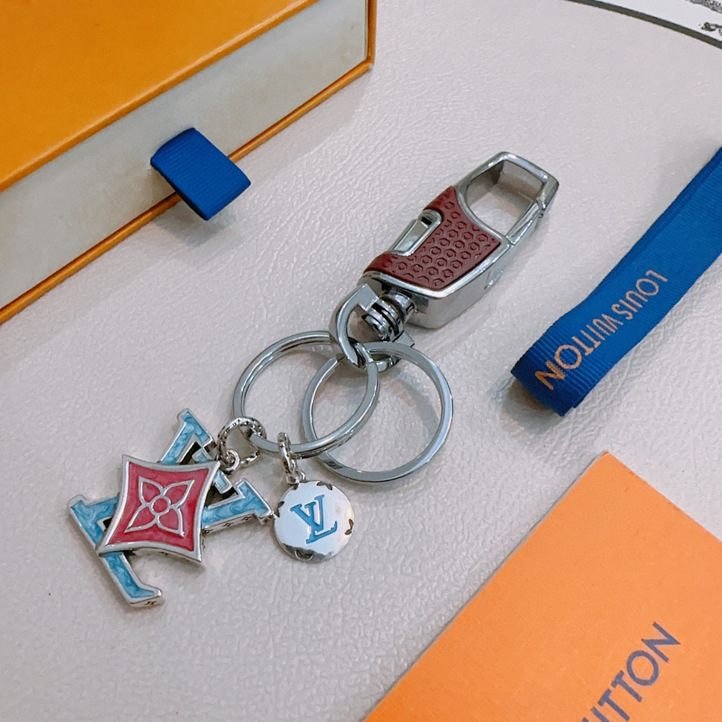 NO:581867,New product release LV keychain LV bag buckle The latest bag charms are of a higher grade Stars have the same style Anger Forest series classic models co-branded design concept keychain series The details are distressed The version is not available in the market glossy version This has been out of the LV best-selling model Very good match with trendy backpacks, jewelry boutiques, louis vuitton, backpacks, keychain19860909新品发布LV钥匙扣 lv包包扣 最新款包包挂饰档次更高明星同款Anger Forest系列经典款联名设计理念钥匙扣系列 细节对版做旧处理 非市面亮面版型 这款一直在出 lv里面热卖款 非常好搭配潮流背包,饰品精品,louis vuitton,backpacks,keychain,Jewelry