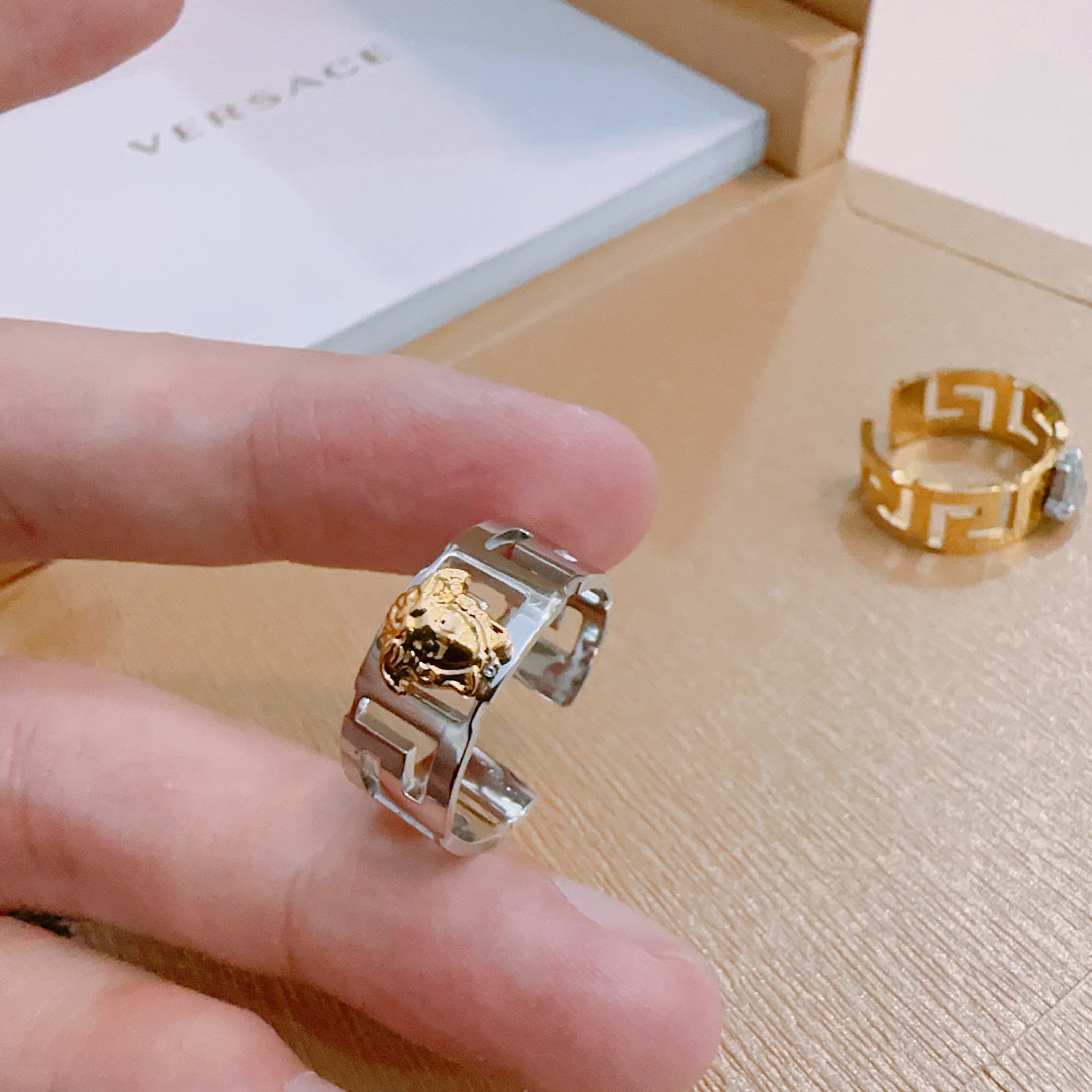 NO:575254,New style, original item, Versace ring, same material as counter, hot model shipped, unique design, retro and avant-garde, opening adjustment, fine jewelry, versace, ring19860909新款 原单货 范思哲戒指 专柜一致材质 火爆款出货 设计独特 复古前卫 开口调节,饰品精品,versace,ring,Jewelry
