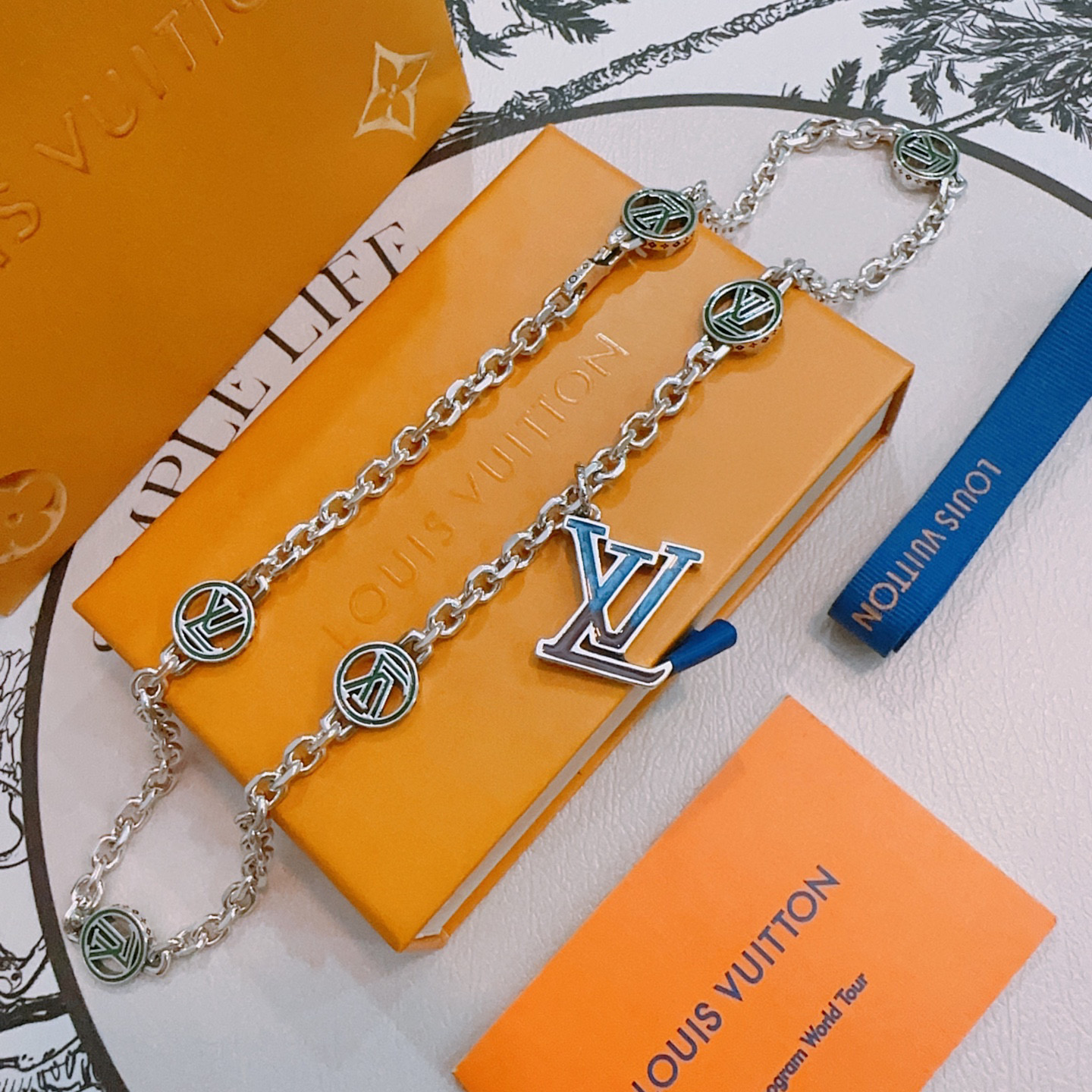 NO:581881,Louis Vuitton LV necklace original single goods counter new open mold retro trendy fashion must-have. Can be worn by both men and women. The same style for couples. Rock punk Thai silver style. Retro elements. Trendy and versatile. The same necklace from the official website. The latest chain has a higher grade. Star classic necklace series retro silver necklace. The chain length is 60 cm. The length can be changed. The details are distressed. Non-market glossy version. This model has been out of the market. This is a hot-selling model in LV. It goes well with trendy clothes, fine jewelry, louis vuitton, louis  vuitton,necklace19860909路易威登LV项链原单货专柜新款开模复古潮流时尚必备 男女均可佩戴 情侣款同款 摇滚朋克泰银风格 复古元素 潮流百搭 官网同款项链最新款链条档次更高明星经典款项链系列复古银项链 链长60厘米可改长度 细节对版做旧处理 非市面亮面版型 这款一直在出 LV里面热卖款 非常好搭配潮流衣服,饰品精品,louis vuitton,louis vuitton,necklace,Jewelry