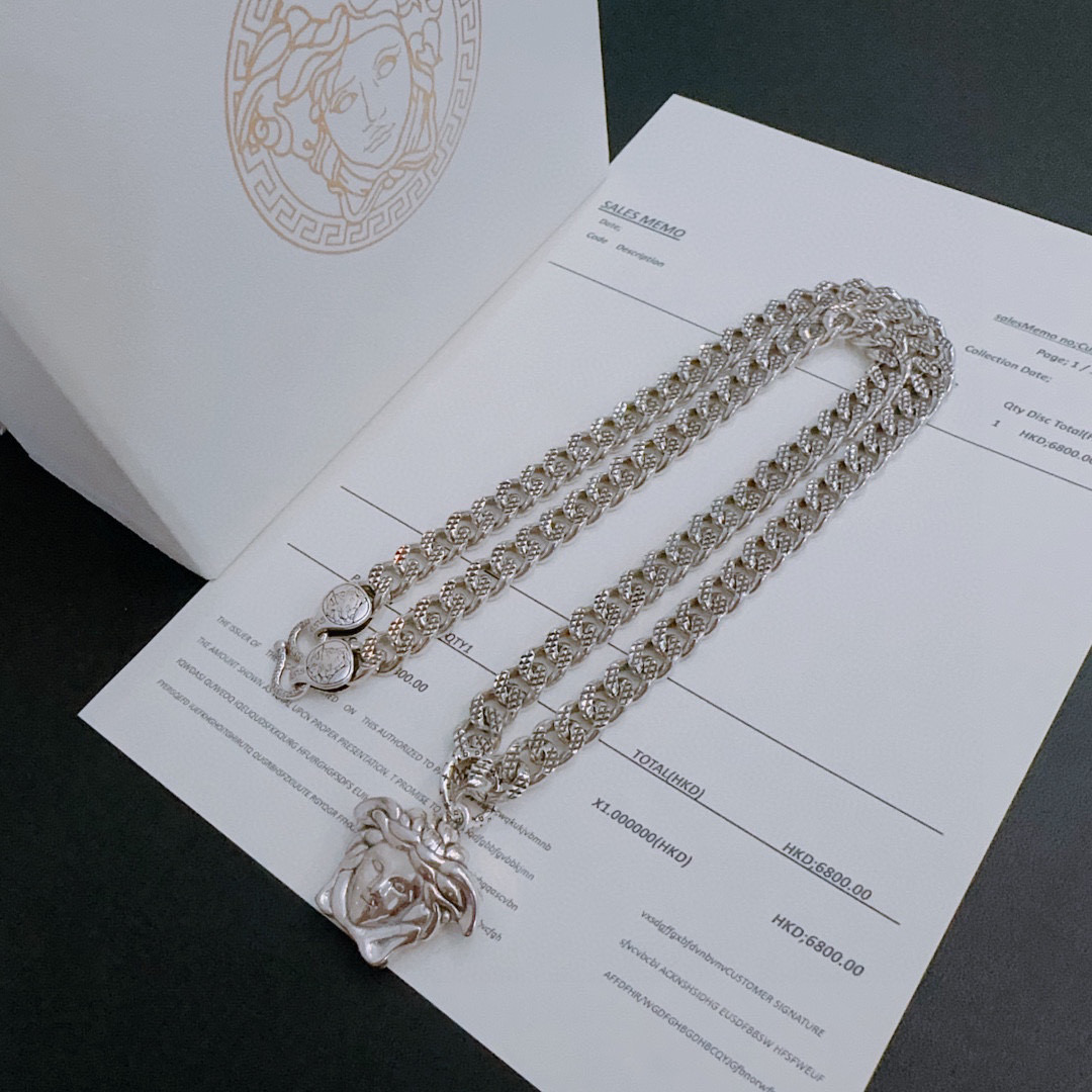 NO:581898,High-quality Versace necklace Medusa avatar original single goods counter new open mold retro trendy fashion must-have. Can be worn by both men and women. Same style for couples. Rock punk Thai silver style. Retro elements. Trendy and versatile. The same necklace from the official website. The latest chain has a higher grade. Celebrity classic necklace series retro silver necklace. The chain length is 60 cm. The length can be changed. The details are distressed. Non-market glossy version. This one has been released. The best-selling model in Versace.  Very easy to match with trendy clothes, fine jewelry, versace, necklace19860909高品质范思哲项链美杜莎头像原单货专柜新款开模复古潮流时尚必备 男女均可佩戴 情侣款同款 摇滚朋克泰银风格 复古元素 潮流百搭 官网同款项链最新款链条档次更高明星经典款项链系列复古银项链 链长60厘米可改长度 细节对版做旧处理 非市面亮面版型 这款一直在出 范思哲里面热卖款 非常好搭配潮流衣服,饰品精品,versace,necklace,Jewelry