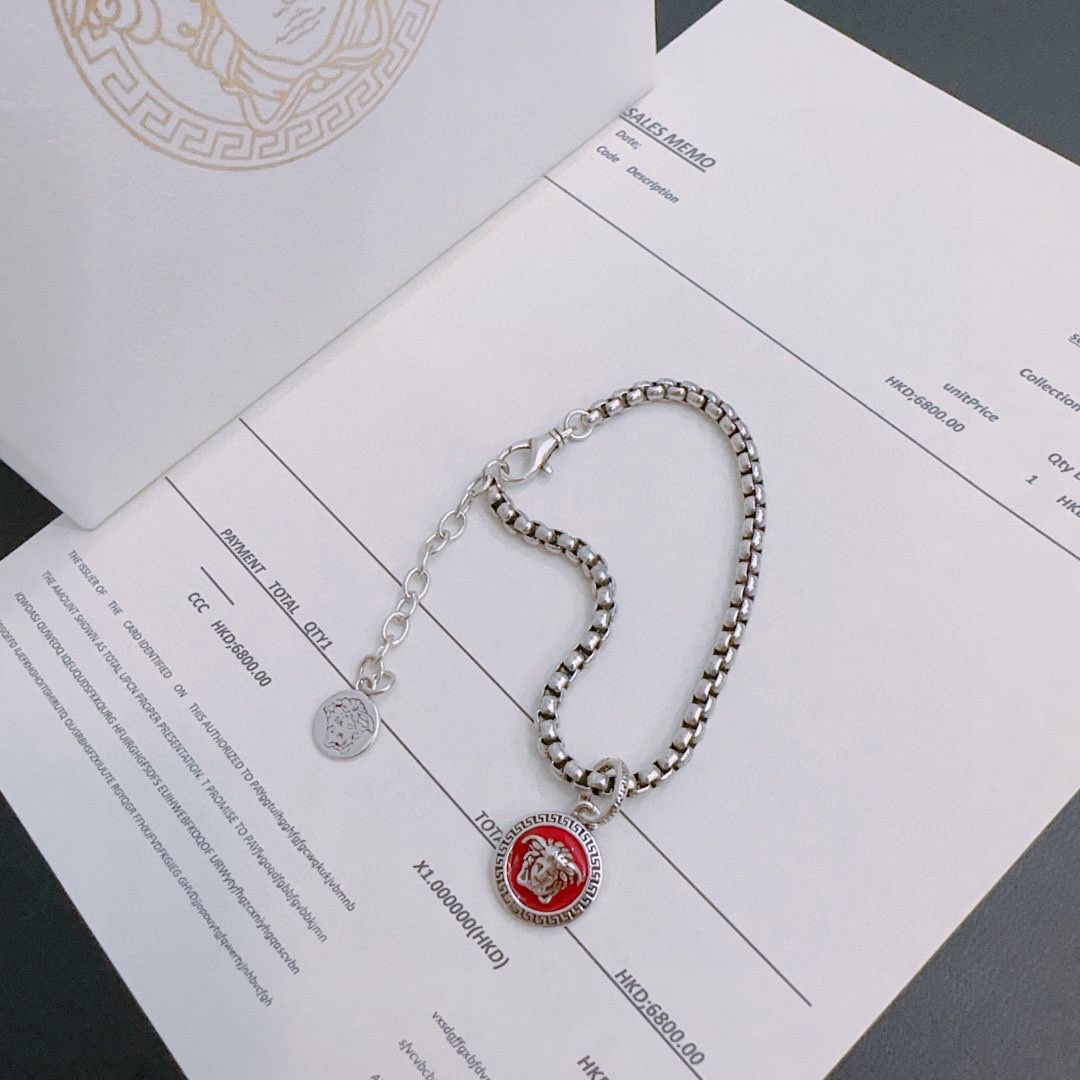 NO:575275,High-quality Versace bracelet Medusa avatar original single goods counter new open mold retro trendy fashion must-have. Can be worn by both men and women. Same style for couples. Rock punk Thai silver style. Retro elements. Trendy and versatile. The same bracelet on the official website. The latest chain has a higher grade. Celebrity classic necklace series retro silver bracelet. Number of codes: 22 20 18 (adjustable). Details are plated and distressed. Non-market glossy version. This one has been out. Best-selling model in Versace.  Very easy to match with trendy clothes, fine jewelry, versace, necklace, bracelet19860909高品质范思哲手链美杜莎头像原单货专柜新款开模复古潮流时尚必备 男女均可佩戴 情侣款同款 摇滚朋克泰银风格 复古元素 潮流百搭 官网同款手链最新款链条档次更高明星经典款项链系列复古银手链 码数22 20 18（可调节）细节对版做旧处理 非市面亮面版型 这款一直在出 范思哲里面热卖款 非常好搭配潮流衣服,饰品精品,versace,necklace,bracelet,Jewelry