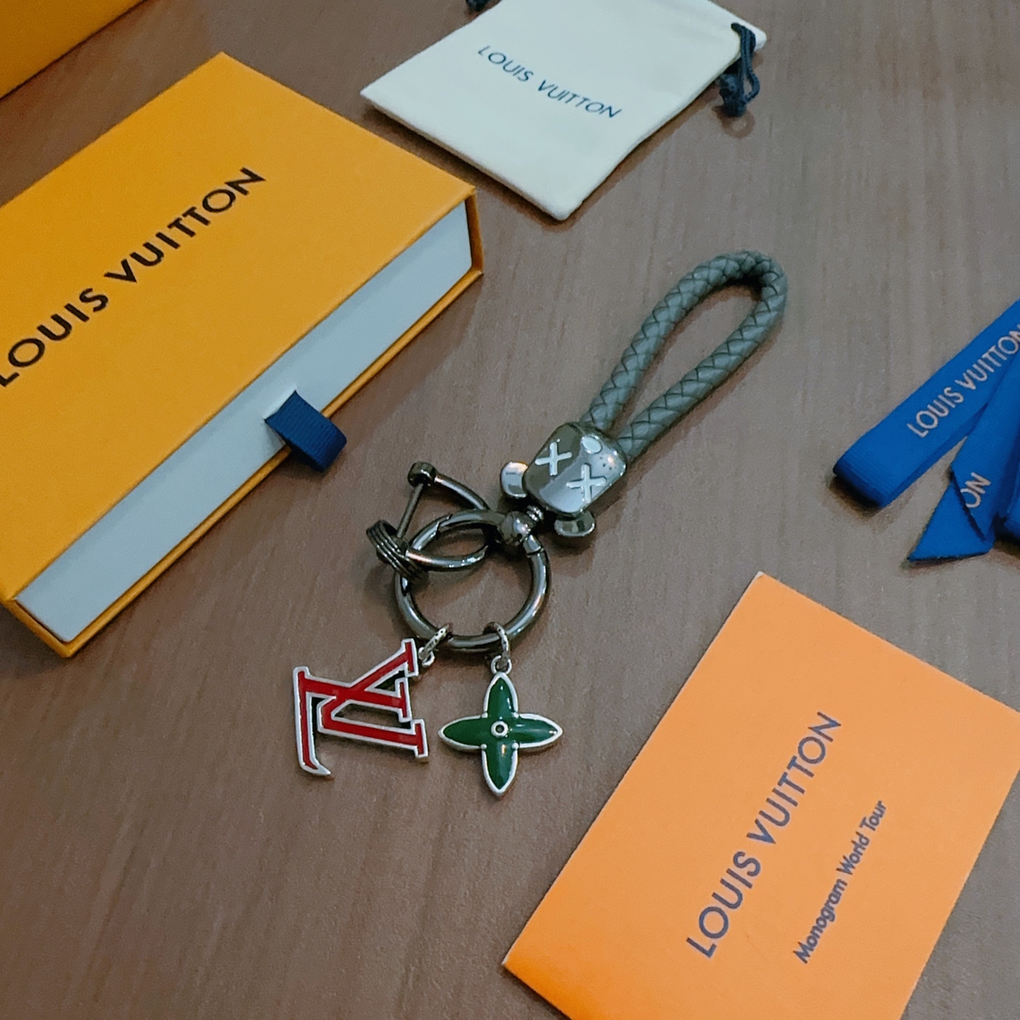 NO:575443,New product release LV keychain LV bag buckle The latest bag charms are of a higher grade Stars have the same style Anger Forest series classic models co-branded design concept keychain series The details are distressed The version is not available in the market glossy version This has been out of the LV best-selling model Very good match with trendy backpacks, jewelry boutiques, louis vuitton, backpacks, keychain19860909新品发布LV钥匙扣 lv包包扣 最新款包包挂饰档次更高明星同款Anger Forest系列经典款联名设计理念钥匙扣系列 细节对版做旧处理 非市面亮面版型 这款一直在出 lv里面热卖款 非常好搭配潮流背包,饰品精品,louis vuitton,backpacks,keychain,Jewelry