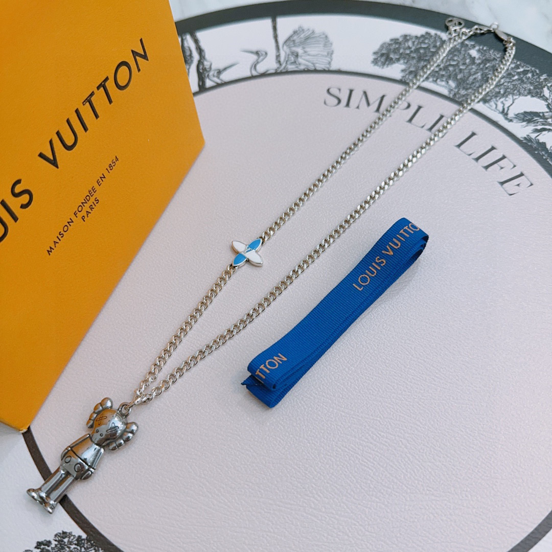 NO:575445,Louis Vuitton LV necklace original single goods counter new open mold retro trendy fashion must-have. Can be worn by both men and women. The same style for couples. Rock punk Thai silver style. Retro elements. Trendy and versatile. The latest chain of the same necklace on the official website is higher grade. Star classic necklace series retro silver necklace. The chain length is 60 cm and the length can be changed. The details are distressed. Non-market glossy version. This has been on the market. This is a hot-selling model in LV. It goes well with trendy clothes, jewelry boutiques, louis vuitton, louis  vuitton,necklace19860909路易威登 LV项链原单货专柜新款开模复古潮流时尚必备 男女均可佩戴 情侣款同款 摇滚朋克泰银风格 复古元素 潮流百搭 官网同款项链最新款链条档次更高明星经典款项链系列复古银项链 链长60厘米可改长度 细节对版做旧处理 非市面亮面版型 这款一直在出 LV里面热卖款 非常好搭配潮流衣服,饰品精品,louis vuitton,louis vuitton,necklace,Jewelry