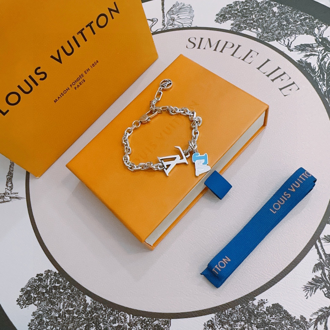 NO:582534,High-quality LV Louis Vuitton bracelet original item counter new mold opening retro trendy fashion must-have. Can be worn by both men and women. Same style for couples. Rock punk Thai silver style. Retro elements. Trendy and versatile. The latest chain of the same necklace on the official website has a higher grade. Celebrity classic necklace series retro silver bracelet. The length of the chain is 22cm.  Very easy to match with trendy clothes, fine jewelry, louis vuitton, louis vuitton, necklace, bracelet19860909高品质LV路易威登手链原单货专柜新款开模复古潮流时尚必备 男女均可佩戴 情侣款同款 摇滚朋克泰银风格 复古元素 潮流百搭 官网同款项链最新款链条档次更高明星经典款项链系列复古银手链 链长码数22cm20cm18cm可改长度 细节对版做旧处理 非市面亮面版型 这款一直在出 LV里面热卖款 非常好搭配潮流衣服,饰品精品,louis vuitton,louis vuitton,necklace,bracelet,Jewelry
