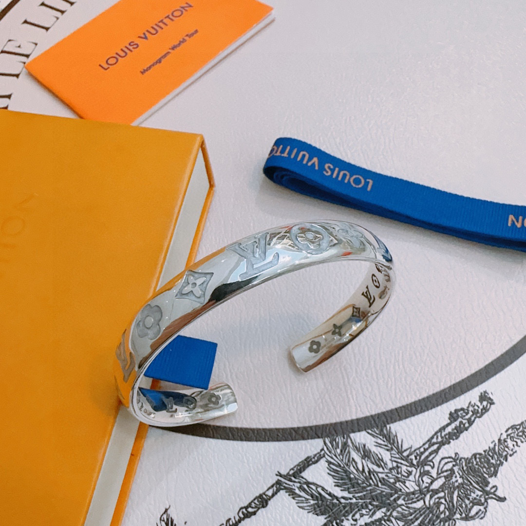 NO:575448,High-quality Louis Vuitton LV bracelet bracelet, French craftsmanship original goods counter, new open mold, retro trendy fashion essential, can be worn by both men and women, the same style for couples, rock punk Thai silver style, retro elements, trendy and versatile, the same necklace on the official website, the latest chain, higher grade, star classic necklace series, retro silver bracelet, chain length and size opening design (adjustable), details are distressed, non-market glossy version, this has been out, the best-selling model in LV  Very easy to match with trendy clothes, fine jewelry, louis vuitton, louis vuitton, necklace, bracelet, bracelet19860909高品质路易威登LV手链手镯 法郎工艺原单货专柜新款开模复古潮流时尚必备 男女均可佩戴 情侣款同款 摇滚朋克泰银风格 复古元素 潮流百搭 官网同款项链最新款链条档次更高明星经典款项链系列复古银手链 链长码数开口设计（可调节） 细节对版做旧处理 非市面亮面版型 这款一直在出 LV里面热卖款 非常好搭配潮流衣服,饰品精品,louis vuitton,louis vuitton,necklace,bracelet,bracelet,Jewelry