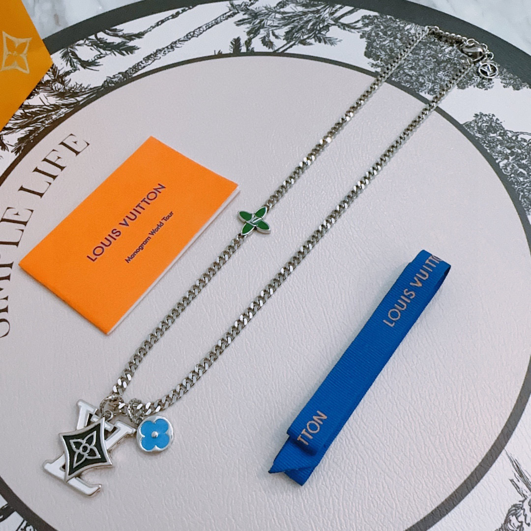 NO:582540,LV Louis Vuitton necklace original single goods counter new open mold retro trendy fashion must-have. Can be worn by both men and women. The same style for couples. Rock punk Thai silver style. Retro elements. Trendy and versatile. The same necklace from the official website. The latest chain has a higher grade. Star classic necklace series retro silver necklace. The chain length is 60 cm and the length can be changed. The details are distressed. Non-market glossy version. This model has been on the market. This is a hot-selling model in LV. It goes well with trendy clothes, jewelry boutiques, louis vuitton, louis  vuitton,necklace19860909LV路易威登项链原单货专柜新款开模复古潮流时尚必备 男女均可佩戴 情侣款同款 摇滚朋克泰银风格 复古元素 潮流百搭 官网同款项链最新款链条档次更高明星经典款项链系列复古银项链 链长60厘米可改长度 细节对版做旧处理 非市面亮面版型 这款一直在出 LV里面热卖款 非常好搭配潮流衣服,饰品精品,louis vuitton,louis vuitton,necklace,Jewelry