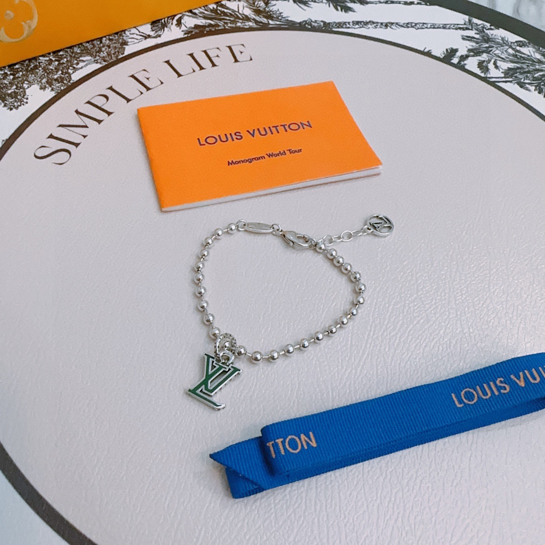 NO:582542,New franc high-quality original Louis Vuitton bracelet, new model opening, retro trendy fashion essential, can be worn by both men and women, the same style for couples, rock punk Thai silver style, retro elements, trendy and versatile, the same necklace on the official website, the latest chain, higher grade, star classic bracelet, Cuban chain series, retro silver bracelet, chain length, code size: 22cm, 20cm, 18cm, adjustable length, distressed details, non-market glossy version, this one has been coming out, the best-selling model in LV  Very easy to match with trendy clothes, fine jewelry, louis vuitton, louis vuitton, necklace, bracelet19860909新款法郎高品质路易威登LV手链原单货专柜新款开模复古潮流时尚必备 男女均可佩戴 情侣款同款 摇滚朋克泰银风格 复古元素 潮流百搭 官网同款项链最新款链条档次更高明星经典款手链古巴链系列复古银手链 链长码数22cm20cm18cm可改长度 细节对版做旧处理 非市面亮面版型 这款一直在出 LV里面热卖款 非常好搭配潮流衣服,饰品精品,louis vuitton,louis vuitton,necklace,bracelet,Jewelry