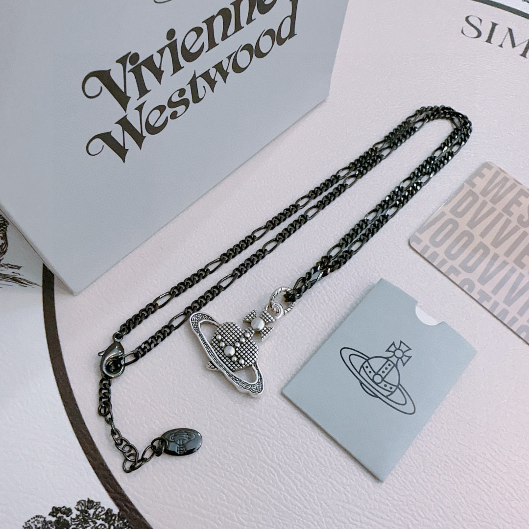 NO:582532,High-quality classic large Saturn necklace for men and women. Vivienne Westwood Queen Mother Saturn necklace!  British fashion designer, the mother of punk fashion!  Fashionable style, strong quality, super beautiful design!  Simple and elegant, with exquisite embroidered logo, you don’t have to worry about it not looking good, because it has classic elements and a modern new design!  The perfect choice for gift giving, it fully demonstrates your personality. The quality of the jewelry is very high. It gives people the aura of a big-name brand and is also very exquisite. It elevates a person's level by several levels. It is definitely worth buying. It is a fine jewelry and necklace.19860909高品质经典大土星项链男女同款 项链vivienne westwood西太后土星项链！英国时装设计师,时装的朋克之母！时尚潮流风格,品质强大,超美的设计！简约大气刺绣Logo精致这个款不用担心不好看,因为经典的元素洋气的新设计！赠礼的完美之选,充分展现个性风范.品质非常整个首饰给人大牌气场的同时又非常精致,让整个人的层次提升好几个level绝对值得入手,饰品精品,necklace,Jewelry