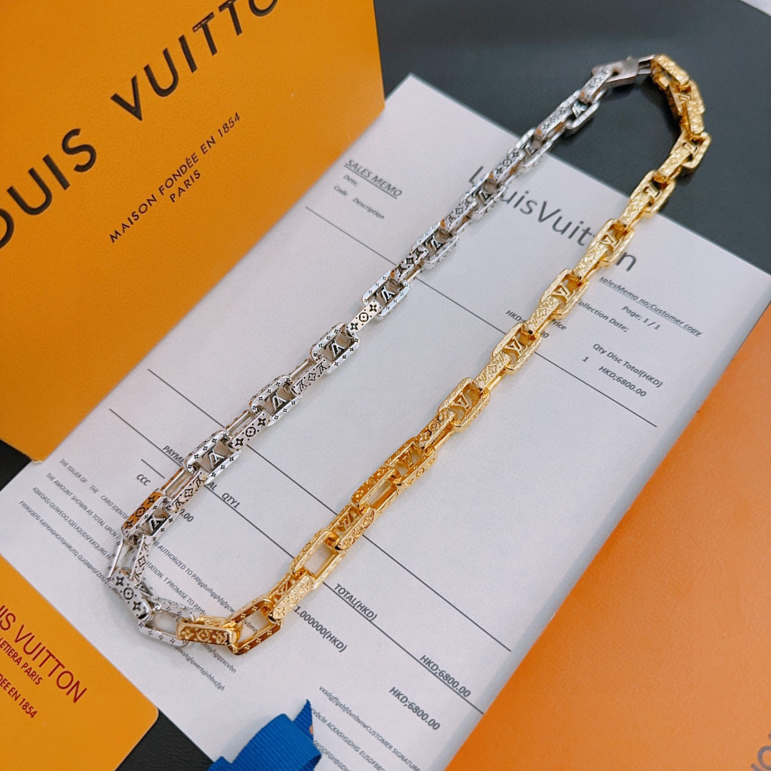 NO:575516,Louis Vuitton LV necklace original single goods counter new open mold retro trendy fashion must-have. Can be worn by both men and women. The same style for couples. Rock punk Thai silver style. Retro elements. Trendy and versatile. The latest chain of the same necklace on the official website is higher grade. Star classic necklace series retro silver necklace. The chain length is 55 cm and the length can be changed. The details are distressed. Not available in the market. Glossy version. This model has been on the market. This is a hot-selling model in LV. It goes well with trendy clothes, jewelry boutiques, louis vuitton, louis  vuitton,necklace19860909路易威登 LV项链原单货专柜新款开模复古潮流时尚必备 男女均可佩戴 情侣款同款 摇滚朋克泰银风格 复古元素 潮流百搭 官网同款项链最新款链条档次更高明星经典款项链系列复古银项链 链长55厘米可改长度 细节对版做旧处理 非市面亮面版型 这款一直在出 LV里面热卖款 非常好搭配潮流衣服,饰品精品,louis vuitton,louis vuitton,necklace,Jewelry
