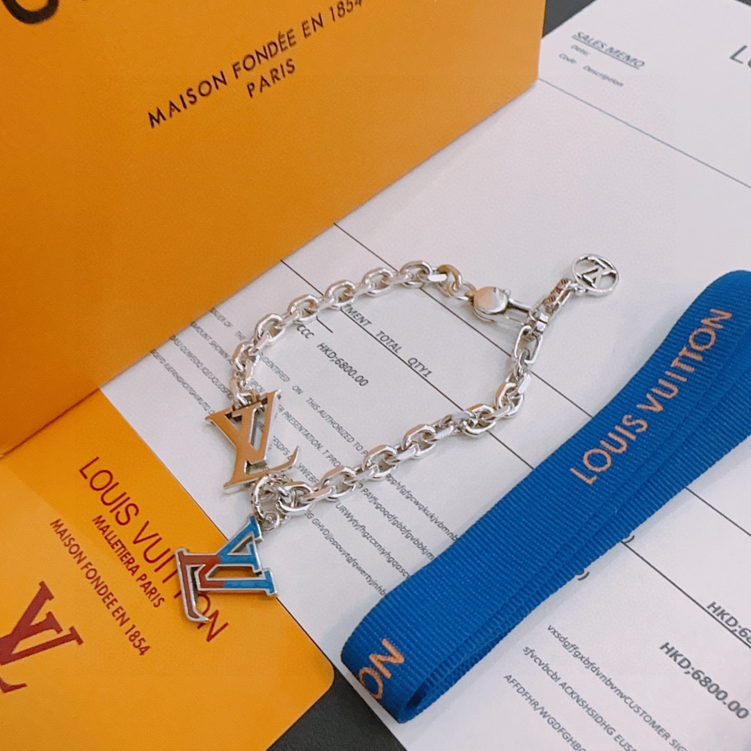 NO:582951,High-quality Louis Vuitton LV bracelet original item counter new open mold retro trendy fashion must-have. Can be worn by both men and women. The same style for couples. Rock punk Thai silver style. Retro elements. Trendy and versatile. The same necklace on the official website. The latest chain has a higher grade. Celebrity classic bracelet. Cuban chain series. Retro silver bracelet. The length of the chain is 22cm.  Very easy to match with trendy clothes, fine jewelry, louis vuitton, louis vuitton, necklace, bracelet19860909高品质路易威登LV手链原单货专柜新款开模复古潮流时尚必备 男女均可佩戴 情侣款同款 摇滚朋克泰银风格 复古元素 潮流百搭 官网同款项链最新款链条档次更高明星经典款手链古巴链系列复古银手链 链长码数22cm20cm18cm可改长度 细节对版做旧处理 非市面亮面版型 这款一直在出 LV里面热卖款 非常好搭配潮流衣服,饰品精品,louis vuitton,louis vuitton,necklace,bracelet,Jewelry