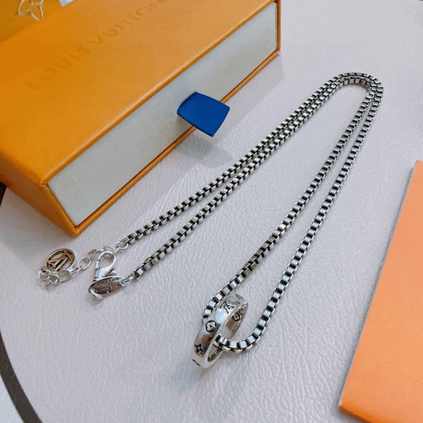 NO:582964,Louis Vuitton LV necklace original single goods counter new open mold retro trendy fashion must-have. Can be worn by both men and women. The same style for couples. Rock punk Thai silver style. Retro elements. Trendy and versatile. The latest chain of the same necklace on the official website is higher grade. Star classic necklace series retro silver necklace. The chain length is 60 cm and the length can be changed. The details are distressed. Non-market glossy version. This has been on the market. This is a hot-selling model in LV. It goes well with trendy clothes, jewelry boutiques, louis vuitton, louis  vuitton,necklace19860909路易威登 LV项链原单货专柜新款开模复古潮流时尚必备 男女均可佩戴 情侣款同款 摇滚朋克泰银风格 复古元素 潮流百搭 官网同款项链最新款链条档次更高明星经典款项链系列复古银项链 链长60厘米可改长度 细节对版做旧处理 非市面亮面版型 这款一直在出 LV里面热卖款 非常好搭配潮流衣服,饰品精品,louis vuitton,louis vuitton,necklace,Jewelry