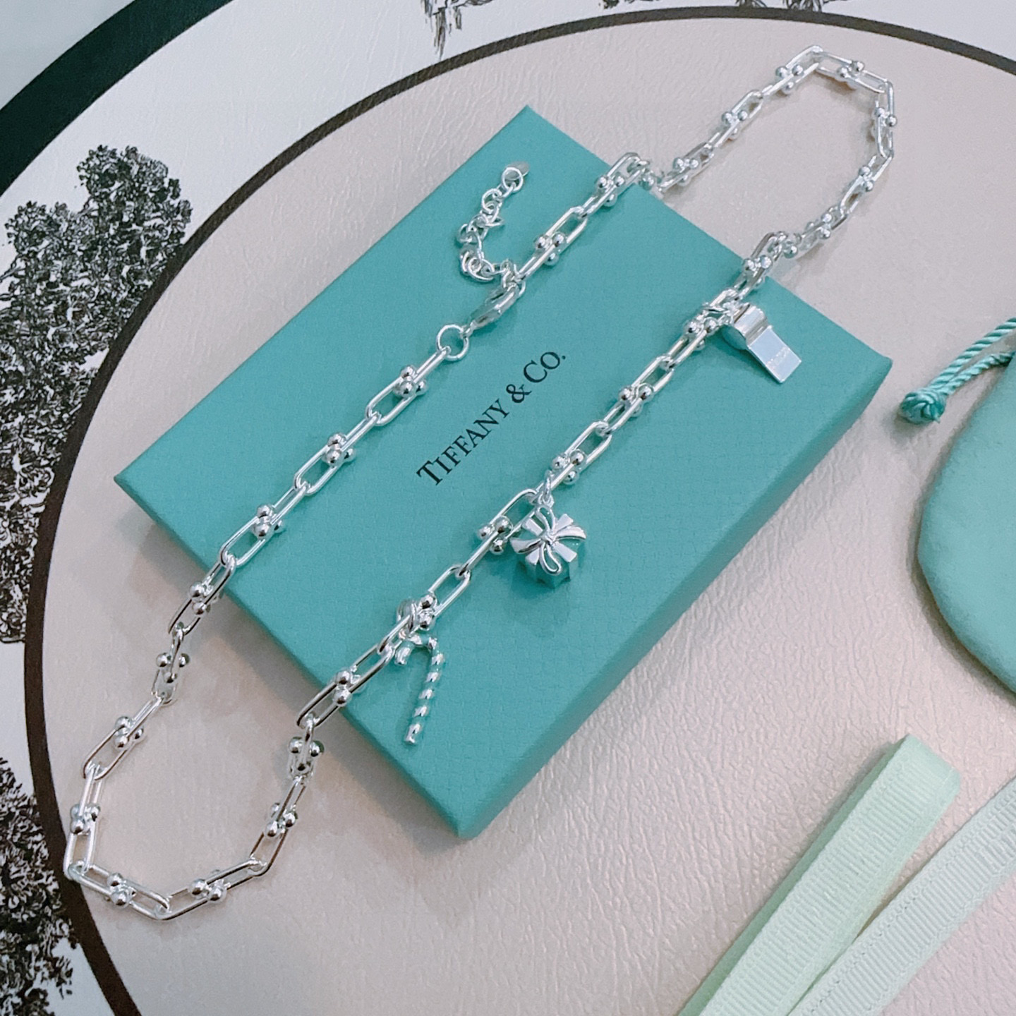 NO:575666,Tiffany & Co. necklace TIFFNY&CO. Counter Seiko silver version, the same style as the star, retro old style, original replica, purely handmade ~ authentic mold opening, trendy and fashionable must-have, can be worn by both men and women, same style for couples, rock punk silver style, trendy and versatile, same style as the official website, boutique jewelry, tiffany, necklace19860909蒂芙尼项链TIFFNY&CO. 专柜精工银版本明星同款 复古做旧风 原版复刻 纯手工打造 ～正品开模潮流时尚必备 男女均可佩戴 情侣款同款 摇滚朋克银风格 潮流百搭 官网同款,饰品精品,tiffany,necklace,Jewelry