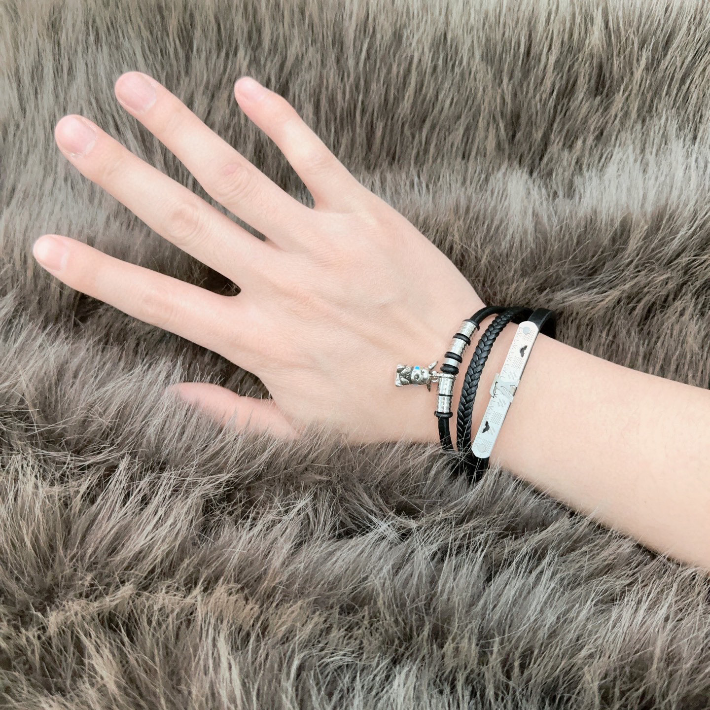 💰150 高品质LV路易威登牛皮手绳手链🇷🇼原单货🇷🇼专柜新款开模复古潮流时尚必备 男女均可佩戴 情侣款同款 摇滚朋克泰银风格 复古元素蓝色低调奢华 潮流百搭 官网同款手镯最新款链条档次更高明星经典款手绳系列复古
细节对版做旧处理 非市面亮面版型  
长度22cm可调节可更改
这款一直在出 LV里面热卖款 非常好搭配潮流衣服👔🥿