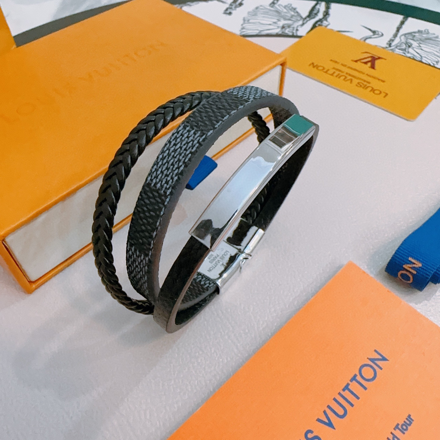 高品质LV路易威登牛皮手绳手链🇷🇼原单货🇷🇼专柜新款开模复古潮流时尚必备 男女均可佩戴 情侣款同款 摇滚朋克泰银风格 复古元素蓝色低调奢华 潮流百搭 官网同款手镯最新款链条档次更高明星经典款手绳系列复古 细节对版做旧处理 非市面亮面版型 长度22cm可调节可更改 这款一直在出 LV里面热卖款 非常好搭配潮流衣服👔🥿