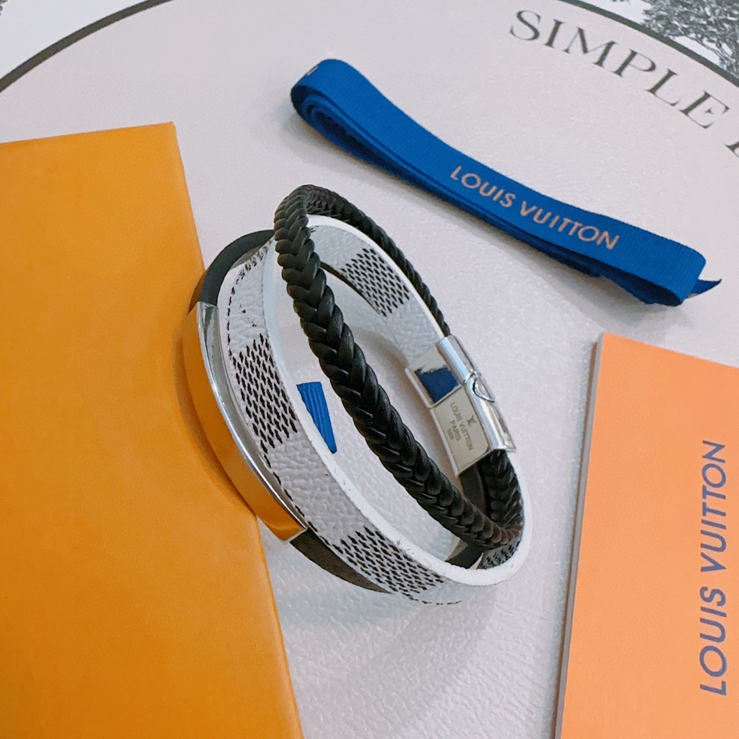 高品质LV路易威登牛皮手绳手链🇷🇼原单货🇷🇼专柜新款开模复古潮流时尚必备 男女均可佩戴 情侣款同款 摇滚朋克泰银风格 复古元素蓝色低调奢华 潮流百搭 官网同款手镯最新款链条档次更高明星经典款手绳系列复古 细节对版做旧处理 非市面亮面版型 长度22cm可调节可更改 这款一直在出 LV里面热卖款 非常好搭配潮流衣服👔🥿