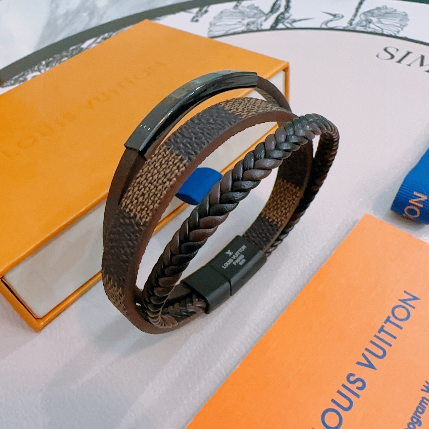 NO:583182,High-quality LV Louis Vuitton cowhide bracelet original item counter new open mold retro trendy fashion must-have. Can be worn by both men and women. The same style for couples. Rock punk Thai silver style. Retro elements blue low-key luxury. Trendy and versatile. The same bracelet on the official website. The latest chain has a higher grade. Celebrity classic bracelet series retro. The details are distressed. Non-market glossy version. The length is 22cm adjustable and changeable. This one has been released and is a hot seller in LV.  Very easy to match with trendy clothes, fine jewelry, louis vuitton, louis vuitton, bracelet, bracelet, cowhide19860909高品质LV路易威登牛皮手绳手链原单货专柜新款开模复古潮流时尚必备 男女均可佩戴 情侣款同款 摇滚朋克泰银风格 复古元素蓝色低调奢华 潮流百搭 官网同款手镯最新款链条档次更高明星经典款手绳系列复古 细节对版做旧处理 非市面亮面版型  长度22cm可调节可更改 这款一直在出 LV里面热卖款 非常好搭配潮流衣服,饰品精品,louis vuitton,louis vuitton,bracelet,bracelet,cowhide,Jewelry