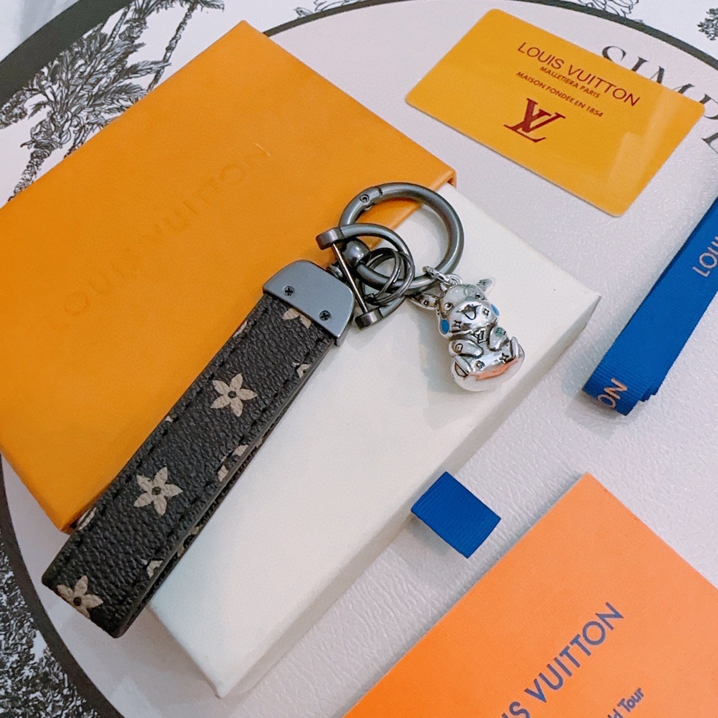 NO:583184,New product release LV keychain LV bag buckle The latest bag charms are of a higher grade Stars have the same style Anger Forest series classic models co-branded design concept keychain series The details are distressed The version is not available in the market glossy version This has been out of the LV best-selling model Very good match with trendy backpacks, jewelry boutiques, louis vuitton, backpacks, keychain19860909新品发布LV钥匙扣 lv包包扣 最新款包包挂饰档次更高明星同款Anger Forest系列经典款联名设计理念钥匙扣系列 细节对版做旧处理 非市面亮面版型 这款一直在出 lv里面热卖款 非常好搭配潮流背包,饰品精品,louis vuitton,backpacks,keychain,Jewelry