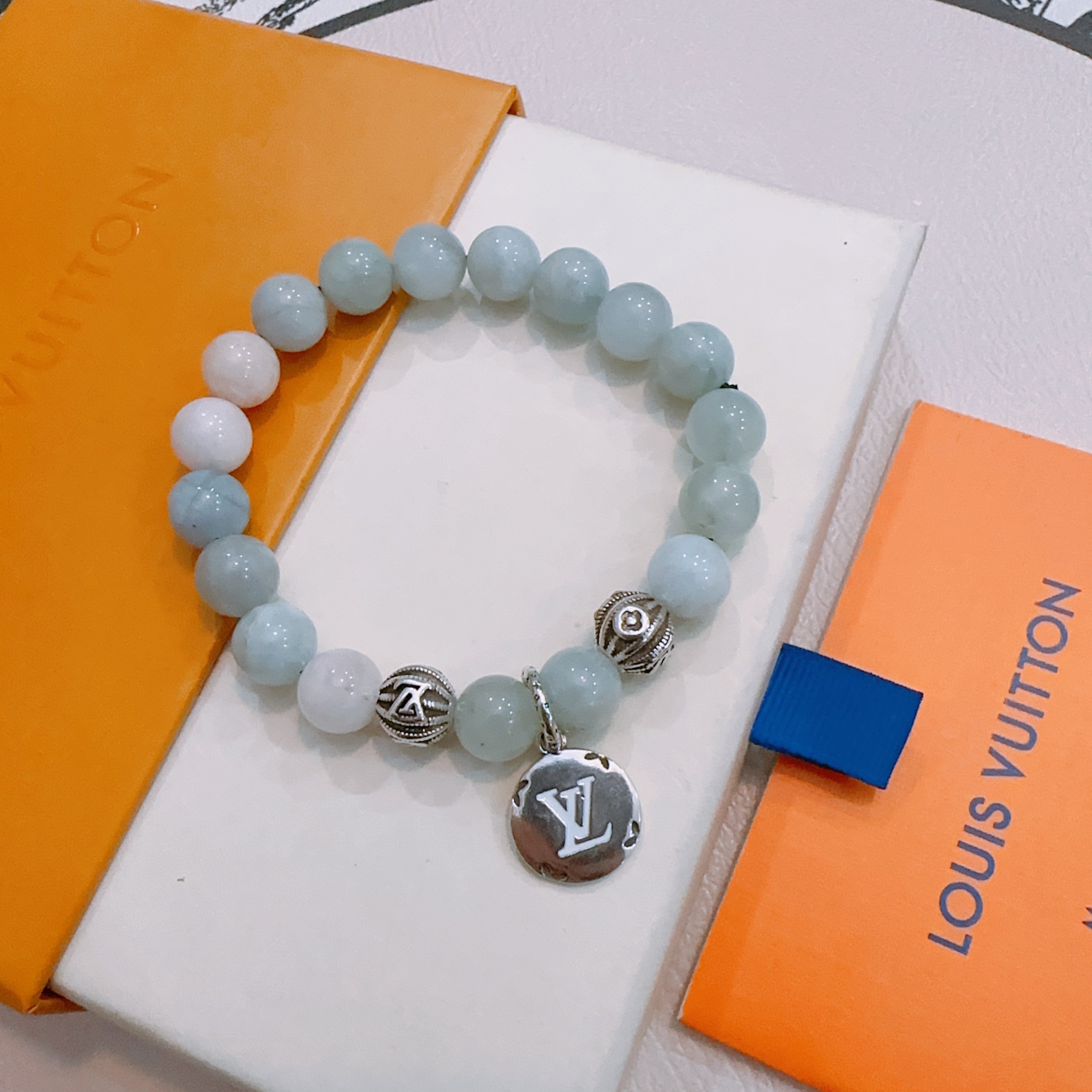 NO:583618,Counter precision version LV Louis Vuitton multi-element agate Thai silver style bracelet. Same style as the star. Retro style. Original replica. Purely handmade. Authentic mold opening. Trendy and fashionable must-have. Can be worn by both men and women. Same style for couples. Rock punk Thai silver style. Retro elements. Trendy and versatile. Same style as the official website, boutique jewelry, louis vuitton, louis vuitton, bracelet.19860909专柜精工版本 LV路易威登多元素玛瑙泰银风格手链 明星同款 复古做旧风 原版复刻 纯手工打造 正品开模潮流时尚必备 男女均可佩戴 情侣款同款 摇滚朋克泰银风格 复古元素 潮流百搭 官网同款,饰品精品,louis vuitton,louis vuitton,bracelet,Jewelry