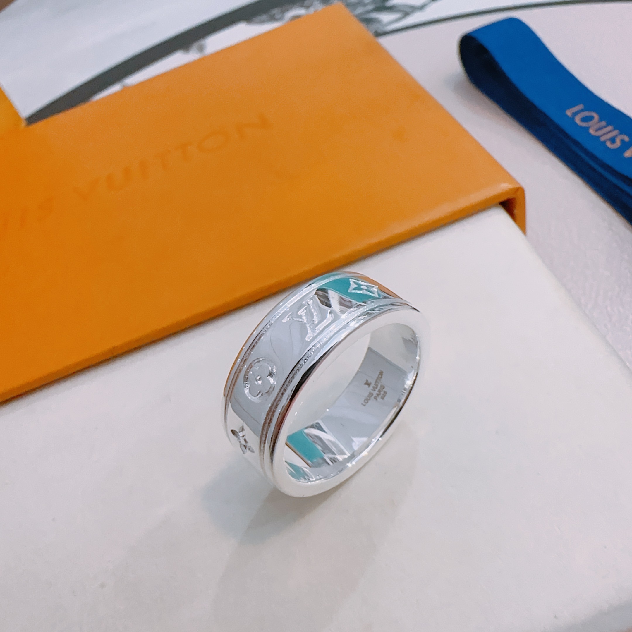 NO:583627,High-quality Louis Vuitton LV ring original item counter new open mold retro trendy fashion must-have. Can be worn by both men and women. The same style for couples. Rock punk Thai silver style. Retro elements. Trendy and versatile. The latest version of the same necklace on the official website is higher grade. Celebrity classic series retro silver ring. Number of codes: 7 8 9 10 11. Details are distressed. Not available in the market. Glossy version. This has been on the market. This is a hot-selling model in LV. It goes well with trendy clothes, high-quality jewelry, and Louis Vuitton.  vuitton,louis vuitton,necklace,ring19860909高品质路易威登LV戒指原单货专柜新款开模复古潮流时尚必备 男女均可佩戴 情侣款同款 摇滚朋克泰银风格 复古元素 潮流百搭 官网同款项链最新款档次更高明星经典款系列复古银戒指 码数7 8 9 10 11 细节对版做旧处理 非市面亮面版型 这款一直在出 LV里面热卖款 非常好搭配潮流衣服,饰品精品,louis vuitton,louis vuitton,necklace,ring,Jewelry