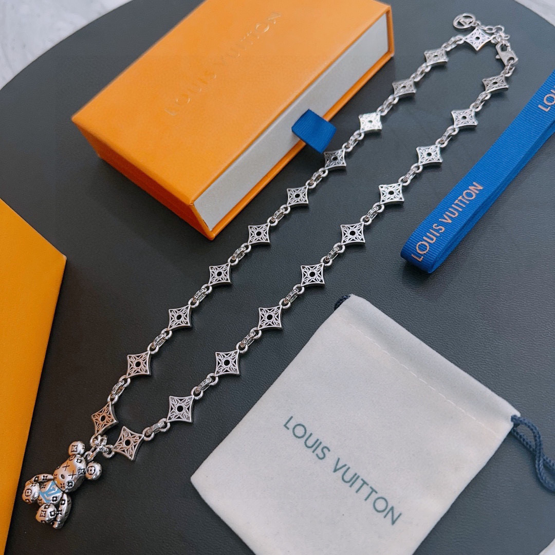 NO:583597,LV Louis Vuitton necklace original single goods counter new open mold retro trendy fashion must-have. Can be worn by both men and women. The same style for couples. Rock punk Thai silver style. Retro elements. Trendy and versatile. The same necklace from the official website. The latest chain has a higher grade. Star classic necklace series retro silver necklace. The chain length is 60 cm and the length can be changed. The details are distressed. Non-market glossy version. This model has been on the market. This is a hot-selling model in LV. It goes well with trendy clothes, jewelry boutiques, louis vuitton, louis  vuitton,necklace19860909LV路易威登项链原单货专柜新款开模复古潮流时尚必备 男女均可佩戴 情侣款同款 摇滚朋克泰银风格 复古元素 潮流百搭 官网同款项链最新款链条档次更高明星经典款项链系列复古银项链 链长60厘米可改长度 细节对版做旧处理 非市面亮面版型 这款一直在出 LV里面热卖款 非常好搭配潮流衣服,饰品精品,louis vuitton,louis vuitton,necklace,Jewelry