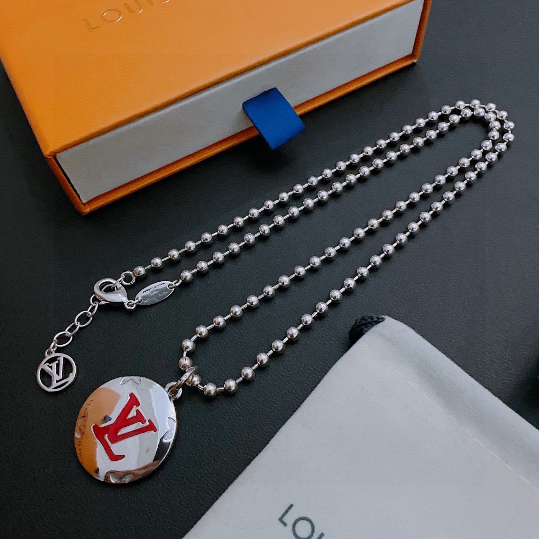 NO:583601,LV Louis Vuitton necklace original single goods counter new open mold retro trendy fashion must-have. Can be worn by both men and women. The same style for couples. Rock punk Thai silver style. Retro elements. Trendy and versatile. The same necklace from the official website. The latest chain has a higher grade. Star classic necklace series retro silver necklace. The chain length is 60 cm and the length can be changed. The details are distressed. Non-market glossy version. This model has been on the market. This is a hot-selling model in LV. It goes well with trendy clothes, jewelry boutiques, louis vuitton, louis  vuitton,necklace19860909LV路易威登项链原单货专柜新款开模复古潮流时尚必备 男女均可佩戴 情侣款同款 摇滚朋克泰银风格 复古元素 潮流百搭 官网同款项链最新款链条档次更高明星经典款项链系列复古银项链 链长60厘米可改长度 细节对版做旧处理 非市面亮面版型 这款一直在出 LV里面热卖款 非常好搭配潮流衣服,饰品精品,louis vuitton,louis vuitton,necklace,Jewelry
