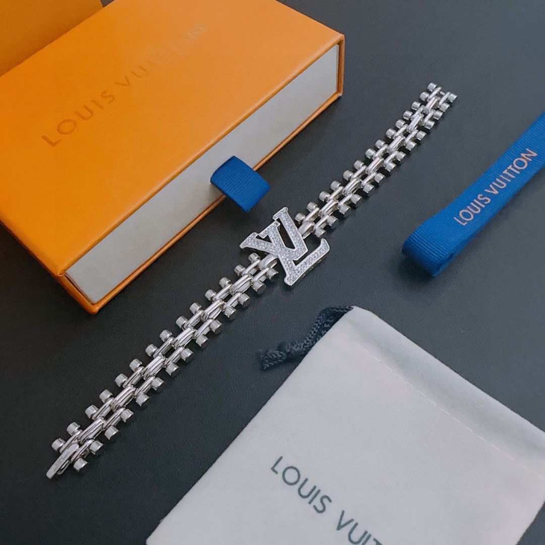 NO:583584,High-quality full-diamond LV Louis Vuitton bracelet original item counter new open mold retro trendy fashion must-have. Can be worn by both men and women. The same style for couples. Rock punk Thai silver style. Retro elements. Trendy and versatile. The same necklace from the official website. The latest chain has a higher grade. Celebrity classic necklace series retro silver bracelet. The length of the chain is 22cm.  Very easy to match with trendy clothes, fine jewelry, louis vuitton, louis vuitton, necklace, bracelet19860909高品质满钻LV路易威登手链原单货专柜新款开模复古潮流时尚必备 男女均可佩戴 情侣款同款 摇滚朋克泰银风格 复古元素 潮流百搭 官网同款项链最新款链条档次更高明星经典款项链系列复古银手链 链长码数22cm20cm18cm可改长度 细节对版做旧处理 非市面亮面版型 这款一直在出 LV里面热卖款 非常好搭配潮流衣服,饰品精品,louis vuitton,louis vuitton,necklace,bracelet,Jewelry