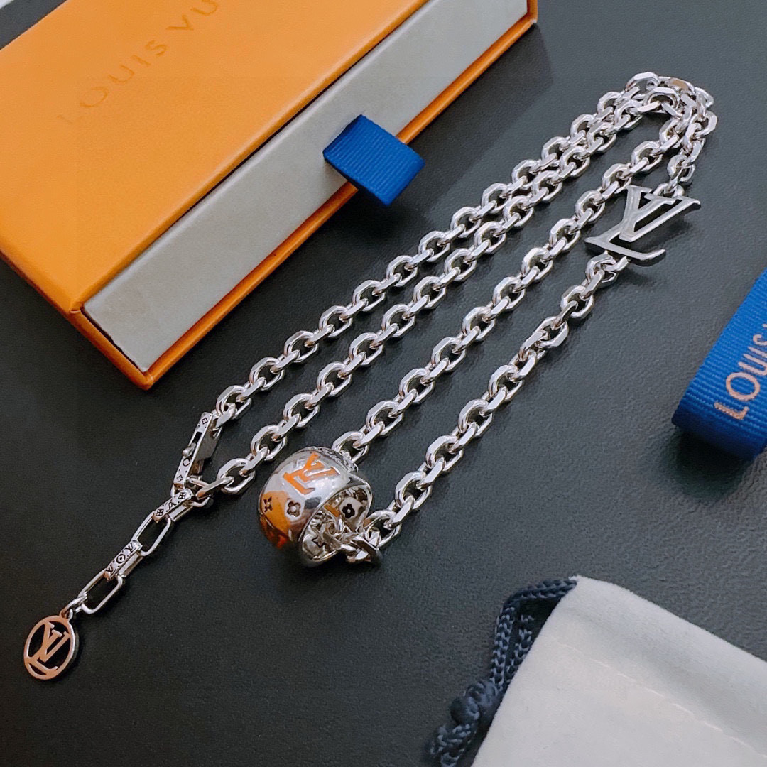 NO:583590,Louis Vuitton LV necklace original single goods counter new open mold retro trendy fashion must-have. Can be worn by both men and women. The same style for couples. Rock punk Thai silver style. Retro elements. Trendy and versatile. The latest chain of the same necklace on the official website is higher grade. Star classic necklace series retro silver necklace. The chain length is 60 cm and the length can be changed. The details are distressed. Non-market glossy version. This has been on the market. This is a hot-selling model in LV. It goes well with trendy clothes, jewelry boutiques, louis vuitton, louis  vuitton,necklace19860909路易威登 LV项链原单货专柜新款开模复古潮流时尚必备 男女均可佩戴 情侣款同款 摇滚朋克泰银风格 复古元素 潮流百搭 官网同款项链最新款链条档次更高明星经典款项链系列复古银项链 链长60厘米可改长度 细节对版做旧处理 非市面亮面版型 这款一直在出 LV里面热卖款 非常好搭配潮流衣服,饰品精品,louis vuitton,louis vuitton,necklace,Jewelry