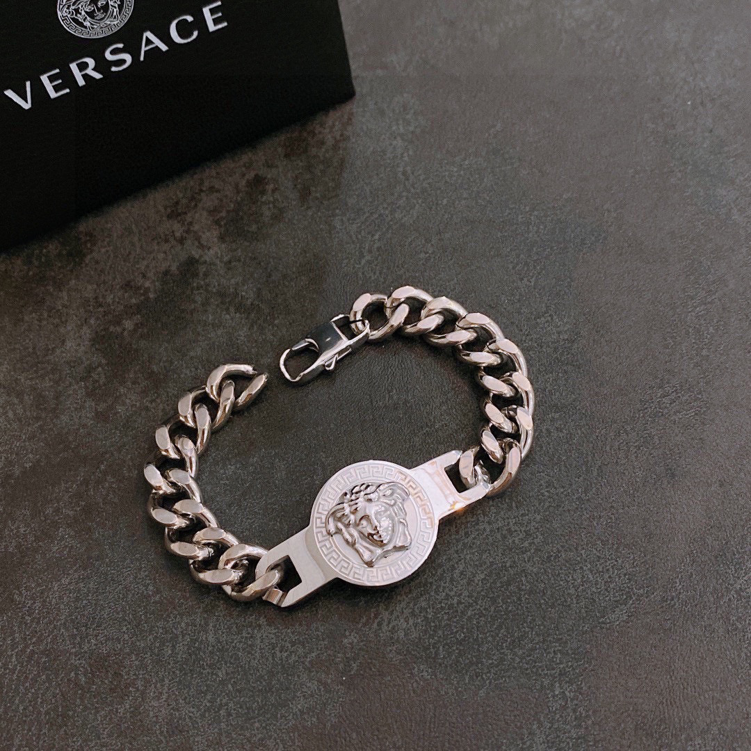 NO:583595,Versace Dumeisa logo bracelet is handsome and cool, and at the same time reveals a hint of uninhibited freedom, showing a different kind of fun charm. It is exquisitely crafted and inlaid with diamonds. It is absolutely high-end and is equivalent to genuine products, fine jewelry, versace,versace,bracelet.19860909Versace 范思哲 杜美莎标志手链 帅气酷炫 同时透露着一丝不羁的自由气息 展现别样趣味魅力 做工精致钻镶嵌 绝对高逼格 等同正 品,饰品精品,versace,versace,bracelet,Jewelry