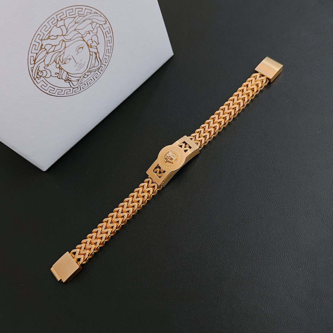NO:583600,Versace Dumeisha logo bracelet is handsome and cool, and at the same time reveals a hint of uninhibited freedom, showing a different kind of interesting charm. It has exquisite workmanship and is inlaid with diamonds. It is absolutely high-end. It is equivalent to genuine products, fine jewelry, versace,versace,bracelet.19860909Versace 范思哲 杜美莎标志手链 帅气酷炫 同时透露着一丝不羁的自由气息 展现别样趣味魅力 做工精致钻镶嵌 绝对高逼格 等同正品,饰品精品,versace,versace,bracelet,Jewelry