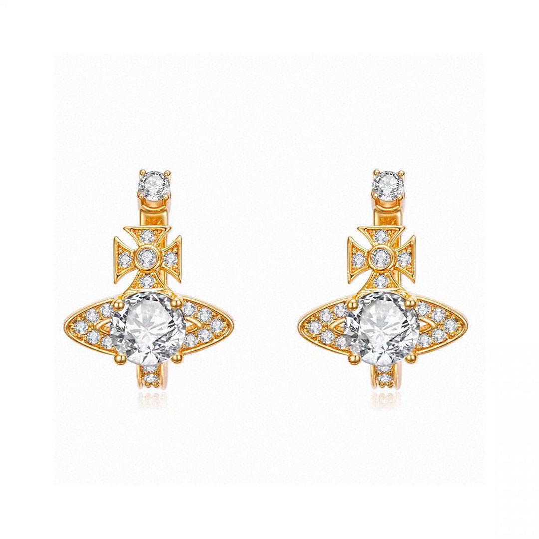 NO:583610,Vivienne Westwood Earrings Vivienne Westwood is known as the 'Mother of Punk' by fans in China and is known as the 'Mother of Punk' in the fashion industry. Vivienne Westwood was once a prominent figure in the punk movement. She gave rock and roll a typical appearance, such as T-shirts with ripped holes or holes, zippers, pornographic slogans, metal hanging chains, etc., which has been influential to this day. Earrings, personalized fashion trends, 9.25 silver needles, jewelry boutiques, tees, t-shirts, earrings19860909西太后耳环Vivienne Westwood 在国内粉丝称为(西太后)在时装界享有“朋克之母”的称号,Vivienne Westwood曾是朋克运动的显赫人物,她使摇滚具有了典型的外表,撕口子或挖洞的T恤、拉链、色情口号、金属挂链等,并一直影响至今.耳钉 个性时尚 潮流 9.25银针,饰品精品,tees，t-shirt,earrings,Jewelry