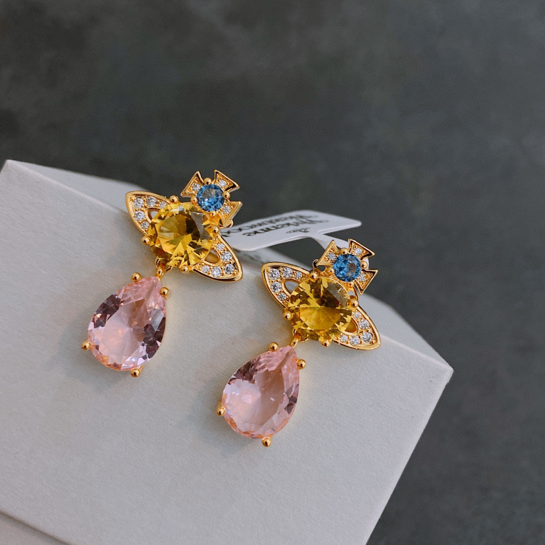 NO:583612,vivienne westwood the queen mother of the west vivienne saturn earrings!  British fashion designer, the mother of punk fashion!  Fashionable style, strong quality, super beautiful design!  Simple and elegant, with exquisite embroidered logo, you don’t have to worry about it not looking good, because it has classic elements and a modern new design!  The perfect choice for gift giving, it fully demonstrates your personality. The quality of the jewelry is very high. It gives people the aura of a big-name brand and is also very exquisite. It elevates a person's level by several levels. It is definitely worth buying. It is a high-quality jewelry. earrings19860909vivienne westwood西太后薇薇安土星耳环！英国时装设计师,时装的朋克之母！时尚潮流风格,品质强大,超美的设计！简约大气刺绣Logo精致这个款不用担心不好看,因为经典的元素洋气的新设计！赠礼的完美之选,充分展现个性风范.品质非常整个首饰给人大牌气场的同时又非常精致,让整个人的层次提升好几个level绝对值得入手,饰品精品,earrings,Jewelry