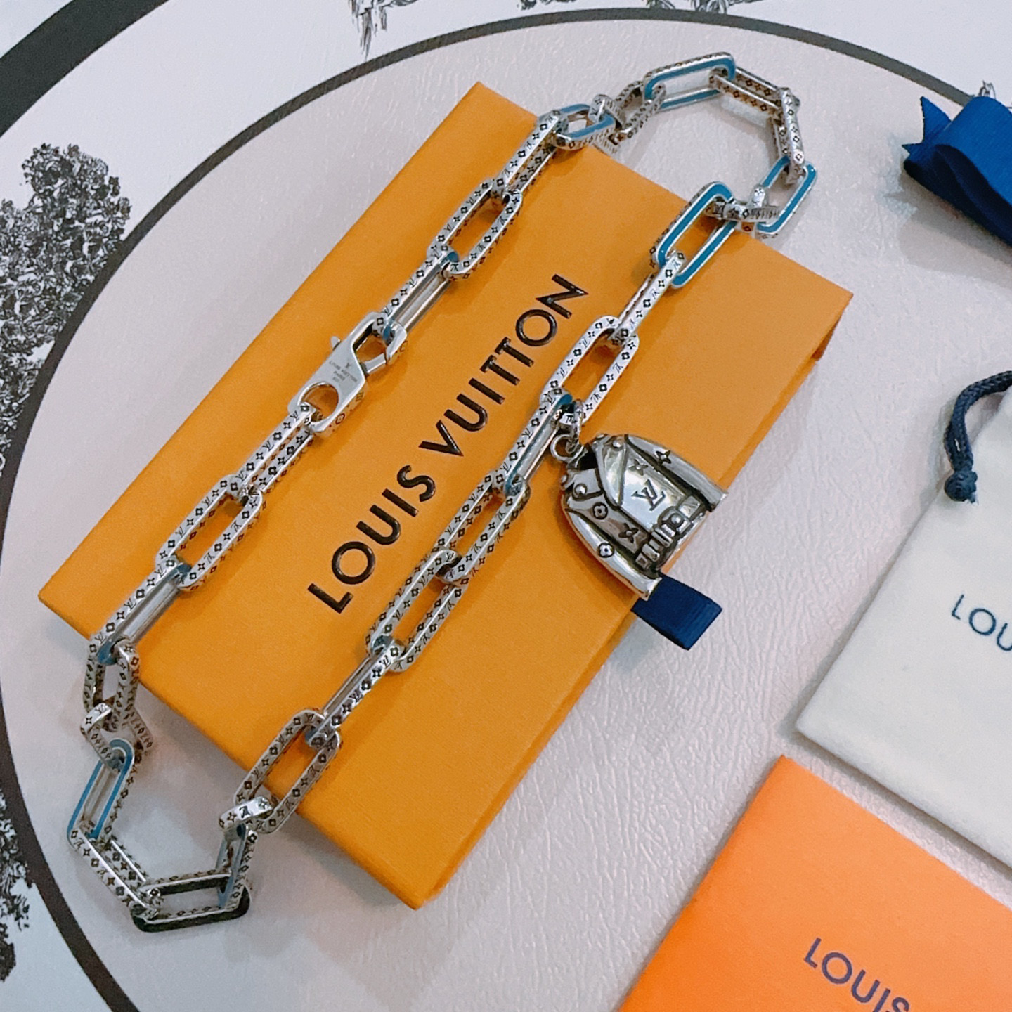 NO:583608,Louis Vuitton LV necklace original single goods counter new open mold retro trendy fashion must-have. Can be worn by both men and women. The same style for couples. Rock punk Thai silver style. Retro elements. Trendy and versatile. The latest chain of the same necklace on the official website is higher grade. Star classic necklace series retro silver necklace. The chain length is 55 cm and the length can be changed. The details are distressed. Not available in the market. Glossy version. This model has been on the market. This is a hot-selling model in LV. It goes well with trendy clothes, jewelry boutiques, louis vuitton, louis  vuitton,necklace19860909路易威登 LV项链原单货专柜新款开模复古潮流时尚必备 男女均可佩戴 情侣款同款 摇滚朋克泰银风格 复古元素 潮流百搭 官网同款项链最新款链条档次更高明星经典款项链系列复古银项链 链长55厘米可改长度 细节对版做旧处理 非市面亮面版型 这款一直在出 LV里面热卖款 非常好搭配潮流衣服,饰品精品,louis vuitton,louis vuitton,necklace,Jewelry