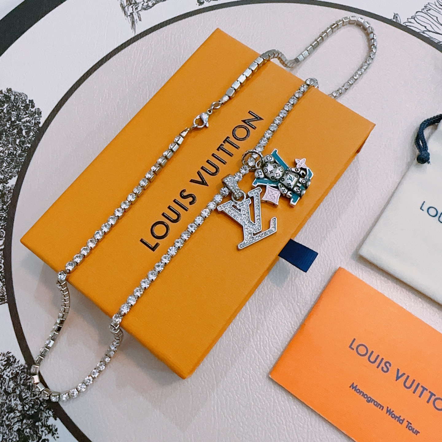 NO:583611,Louis Vuitton LV necklace original single goods counter new open mold retro trendy fashion must-have. Can be worn by both men and women. The same style for couples. Rock punk Thai silver style. Retro elements. Trendy and versatile. The latest chain of the same necklace on the official website is higher grade. Star classic necklace series retro silver necklace. The chain length is 60 cm and the length can be changed. The details are distressed. Non-market glossy version. This has been on the market. This is a hot-selling model in LV. It goes well with trendy clothes, jewelry boutiques, louis vuitton, louis  vuitton,necklace19860909路易威登 LV项链原单货专柜新款开模复古潮流时尚必备 男女均可佩戴 情侣款同款 摇滚朋克泰银风格 复古元素 潮流百搭 官网同款项链最新款链条档次更高明星经典款项链系列复古银项链 链长60厘米可改长度 细节对版做旧处理 非市面亮面版型 这款一直在出 LV里面热卖款 非常好搭配潮流衣服,饰品精品,louis vuitton,louis vuitton,necklace,Jewelry