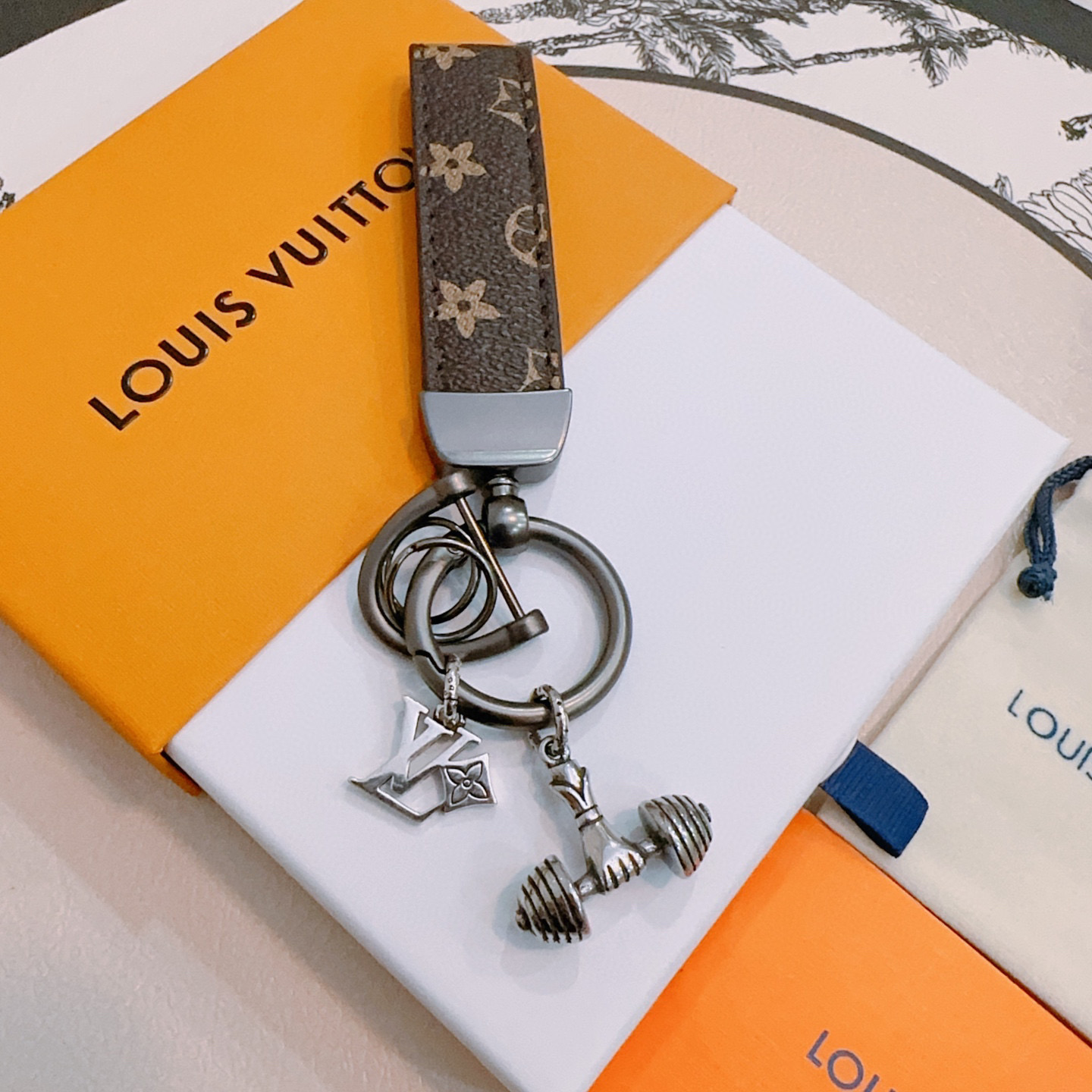 NO:583613,New product release LV keychain LV bag buckle The latest bag charms are of a higher grade Stars have the same style Anger Forest series classic models co-branded design concept keychain series The details are distressed The version is not available in the market glossy version This has been out of the LV best-selling model Very good match with trendy backpacks, jewelry boutiques, louis vuitton, backpacks, keychain19860909新品发布LV钥匙扣 lv包包扣 最新款包包挂饰档次更高明星同款Anger Forest系列经典款联名设计理念钥匙扣系列 细节对版做旧处理 非市面亮面版型 这款一直在出 lv里面热卖款 非常好搭配潮流背包,饰品精品,louis vuitton,backpacks,keychain,Jewelry