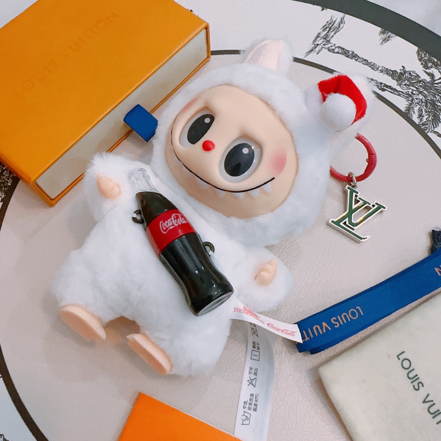 NO:590325,New Labbu LV co-branded keychain LV bag buckle The latest bag charms are of higher quality Stars have the same model Anger Forest series classic co-branded design concept keychain series The details are distressed and not available in the market Glossy version This has been on the market and is a best-selling model in LV Very good match with trendy backpacks, jewelry boutiques, louis vuitton, backpacks, keychain19860909新品拉布布LV联名钥匙扣 lv包包扣 最新款包包挂饰档次更高明星同款Anger Forest系列经典款联名设计理念钥匙扣系列 细节对版做旧处理 非市面亮面版型 这款一直在出 lv里面热卖款 非常好搭配潮流背包,饰品精品,louis vuitton,backpacks,keychain,Jewelry