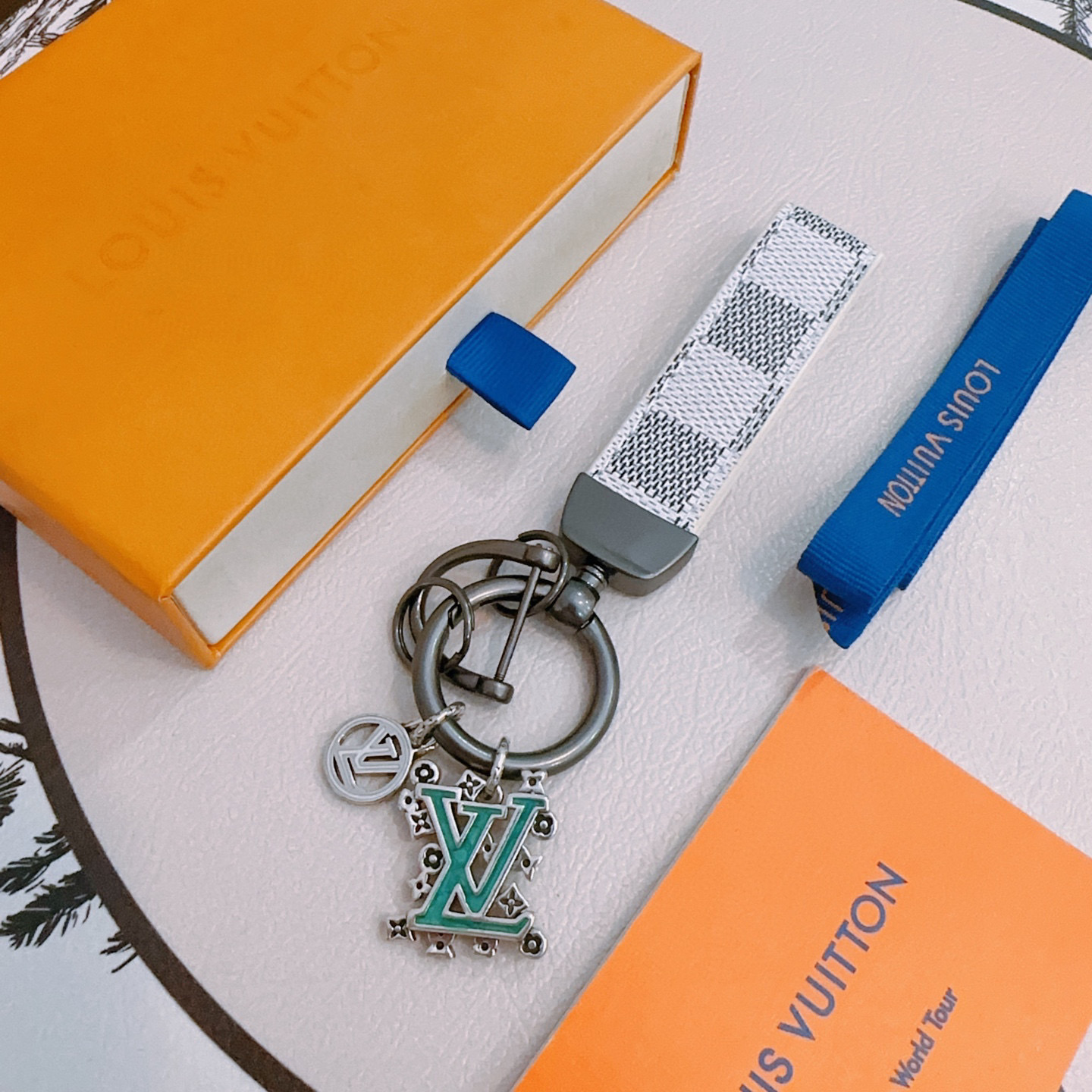 NO:590328,New product release LV keychain LV bag buckle The latest bag charms are of a higher grade Stars have the same style Anger Forest series classic models co-branded design concept keychain series The details are distressed The version is not available in the market glossy version This has been out of the LV best-selling model Very good match with trendy backpacks, jewelry boutiques, louis vuitton, backpacks, keychain19860909新品发布LV钥匙扣 lv包包扣 最新款包包挂饰档次更高明星同款Anger Forest系列经典款联名设计理念钥匙扣系列 细节对版做旧处理 非市面亮面版型 这款一直在出 lv里面热卖款 非常好搭配潮流背包,饰品精品,louis vuitton,backpacks,keychain,Jewelry