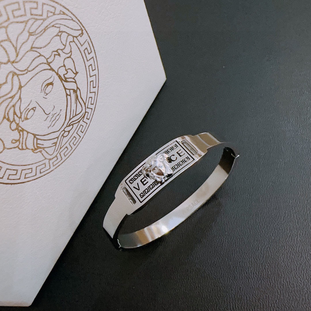 NO:590343,Versace Dumeisa logo bracelet is handsome and cool, and at the same time reveals a hint of uninhibited freedom, showing a different kind of interesting charm. It is exquisitely crafted and inlaid with diamonds. It is absolutely high-end. It is equivalent to genuine products, high-quality jewelry, versace,versace.19860909Versace 范思哲 杜美莎标志手环 帅气酷炫 同时透露着一丝不羁的自由气息 展现别样趣味魅力 做工精致钻镶嵌 绝对高逼格 等同正品,饰品精品,versace,versace,Jewelry