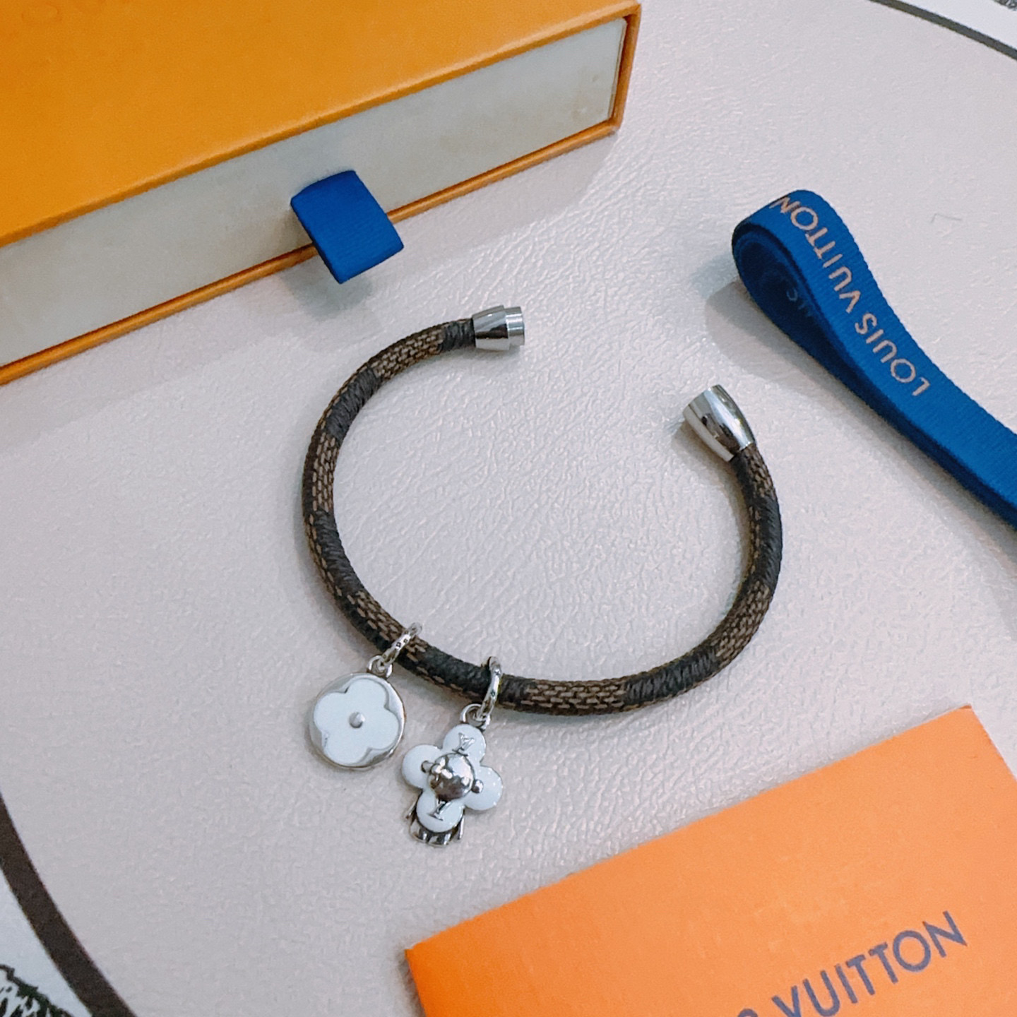 NO:590329,High-quality LV Louis Vuitton cowhide bracelet original item counter new open mold retro trendy fashion must-have. Can be worn by both men and women. The same style for couples. Rock punk Thai silver style. Retro elements blue low-key luxury. Trendy and versatile. The same bracelet on the official website. The latest chain has a higher grade. The star classic bracelet series is retro. The details are distressed. Non-market glossy version. This has been out. The best-selling model in LV. Very good match with trendy clothes, jewelry boutique, louis vuitton, louis  vuitton,bracelet,bracelet,cowhide19860909高品质LV路易威登牛皮手绳手链原单货专柜新款开模复古潮流时尚必备 男女均可佩戴 情侣款同款 摇滚朋克泰银风格 复古元素蓝色低调奢华 潮流百搭 官网同款手镯最新款链条档次更高明星经典款手绳系列复古 细节对版做旧处理 非市面亮面版型  这款一直在出 LV里面热卖款 非常好搭配潮流衣服,饰品精品,louis vuitton,louis vuitton,bracelet,bracelet,cowhide,Jewelry