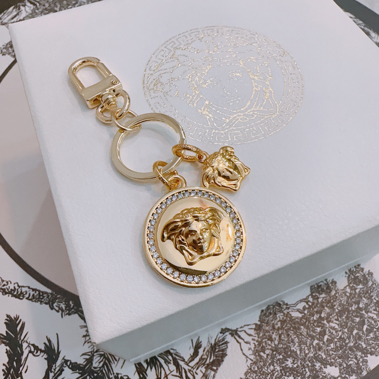 NO:590324,New product release Versace keychain bag buckle The latest bag charms are of a higher grade Stars have the same style Anger Forest series classic models co-branded design concept keychain series The details are distressed The version is not available in the market glossy version This has been out. The best-selling model in Versace Very good match with trendy backpacks, jewelry boutiques, versace, backpacks, keychain19860909新品发布范思哲钥匙扣 包包扣 最新款包包挂饰档次更高明星同款Anger Forest系列经典款联名设计理念钥匙扣系列 细节对版做旧处理 非市面亮面版型 这款一直在出 范思哲里面热卖款 非常好搭配潮流背包,饰品精品,versace,backpacks,keychain,Jewelry