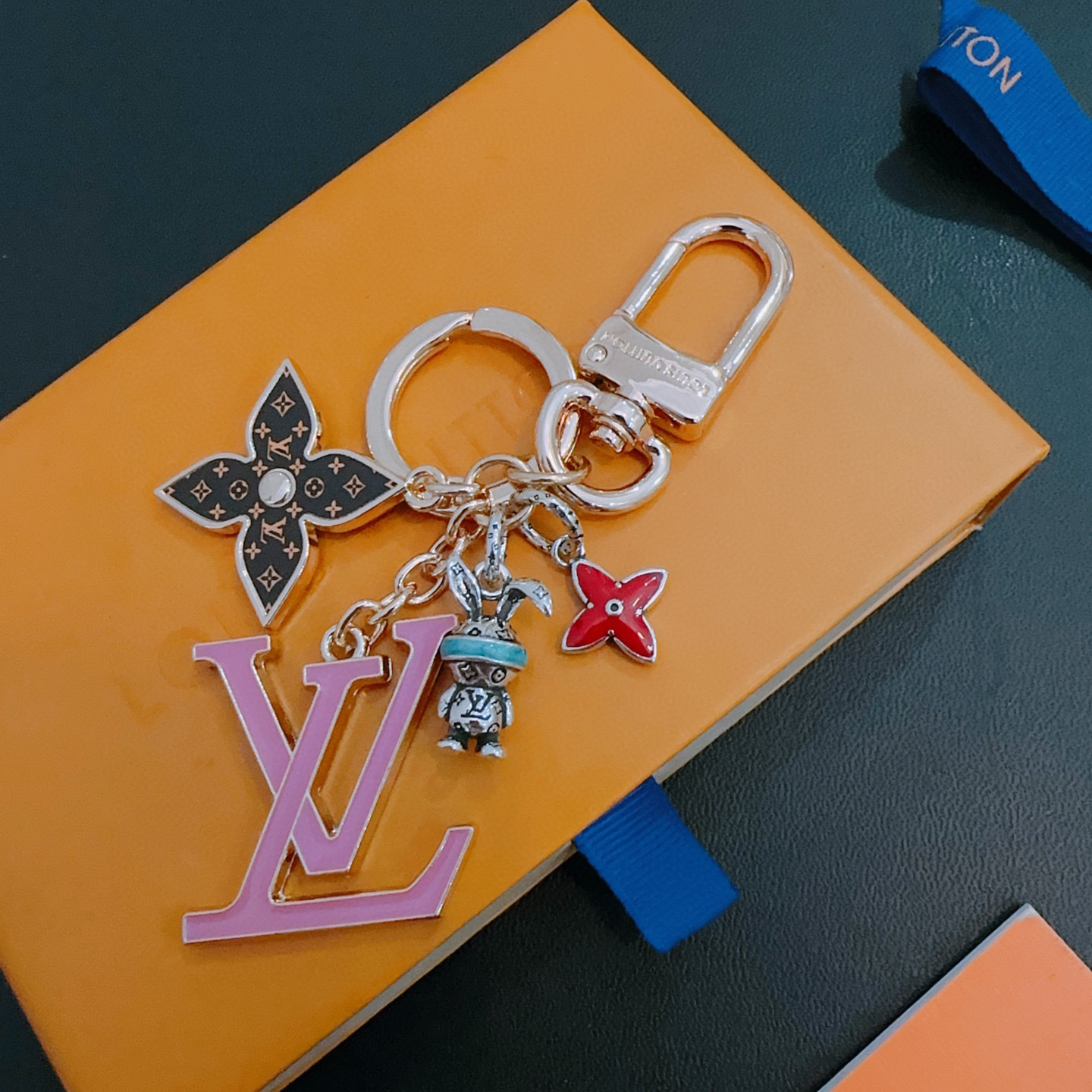 NO:589384,New product release LV keychain LV bag buckle The latest bag charms are of a higher grade Stars have the same style Anger Forest series classic models co-branded design concept keychain series The details are distressed The version is not available in the market glossy version This has been out of the LV best-selling model Very good match with trendy backpacks, jewelry boutiques, louis vuitton, backpacks, keychain19860909新品发布LV钥匙扣 lv包包扣 最新款包包挂饰档次更高明星同款Anger Forest系列经典款联名设计理念钥匙扣系列 细节对版做旧处理 非市面亮面版型 这款一直在出 lv里面热卖款 非常好搭配潮流背包,饰品精品,louis vuitton,backpacks,keychain,Jewelry