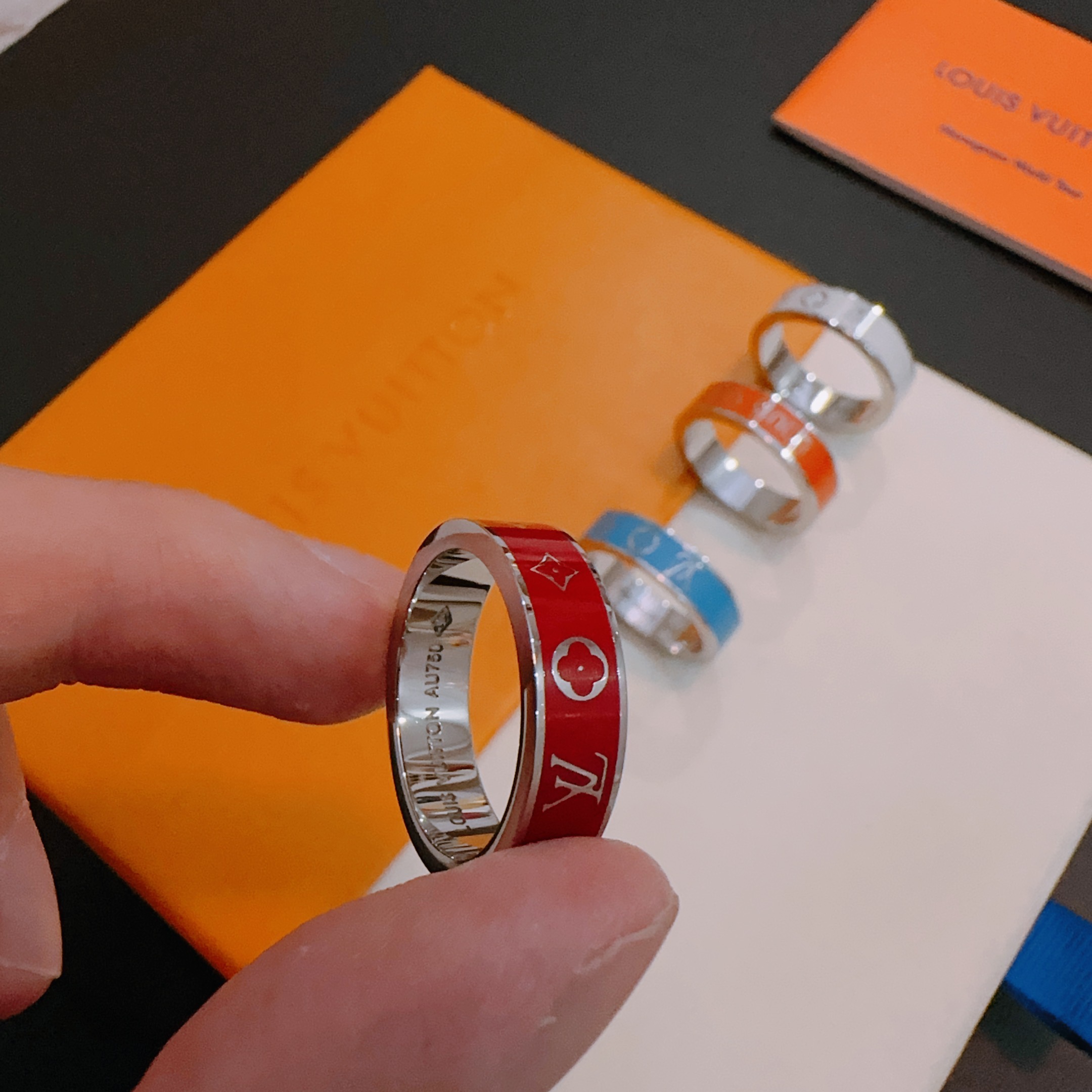 💰100 高品质路易威登LV戒指🇷🇼原单货🇷🇼专柜新款开模复古潮流时尚必备 男女均可佩戴 情侣款同款 摇滚朋克泰银风格 复古元素 潮流百搭 官网同款项链最新款档次更高明星经典款系列复古银戒指
码数7 8 9 10 11
细节对版做旧处理 非市面亮面版型 
这款一直在出 LV里面热卖款 非常好搭配潮流衣服👔🥿