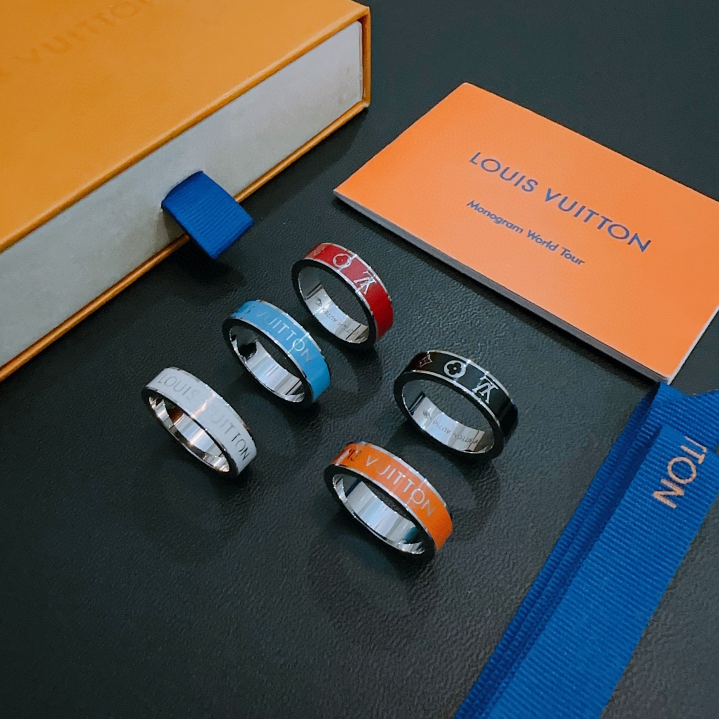 💰100 高品质路易威登LV戒指🇷🇼原单货🇷🇼专柜新款开模复古潮流时尚必备 男女均可佩戴 情侣款同款 摇滚朋克泰银风格 复古元素 潮流百搭 官网同款项链最新款档次更高明星经典款系列复古银戒指
码数7 8 9 10 11
细节对版做旧处理 非市面亮面版型 
这款一直在出 LV里面热卖款 非常好搭配潮流衣服👔🥿
