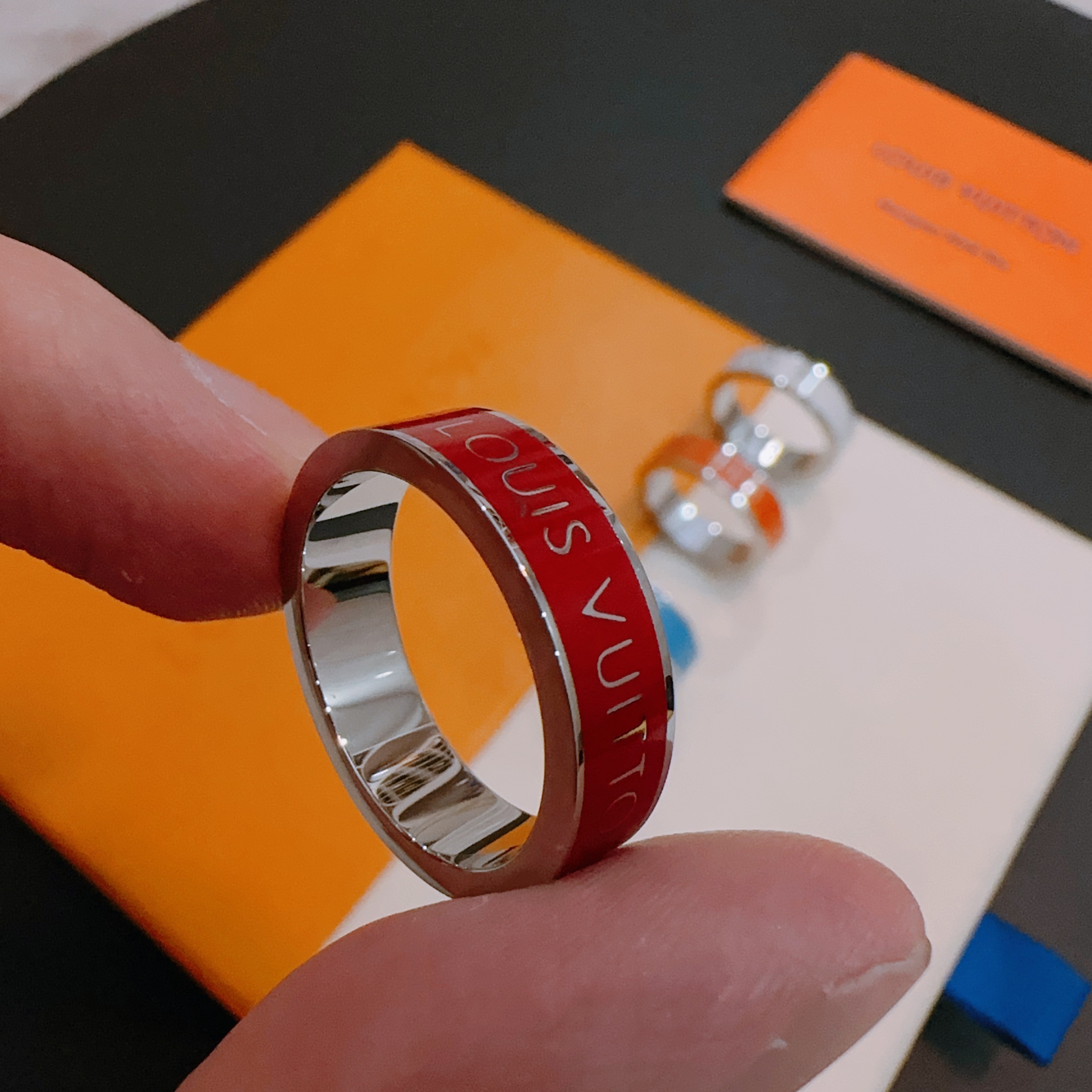 💰100 高品质路易威登LV戒指🇷🇼原单货🇷🇼专柜新款开模复古潮流时尚必备 男女均可佩戴 情侣款同款 摇滚朋克泰银风格 复古元素 潮流百搭 官网同款项链最新款档次更高明星经典款系列复古银戒指
码数7 8 9 10 11
细节对版做旧处理 非市面亮面版型 
这款一直在出 LV里面热卖款 非常好搭配潮流衣服👔🥿