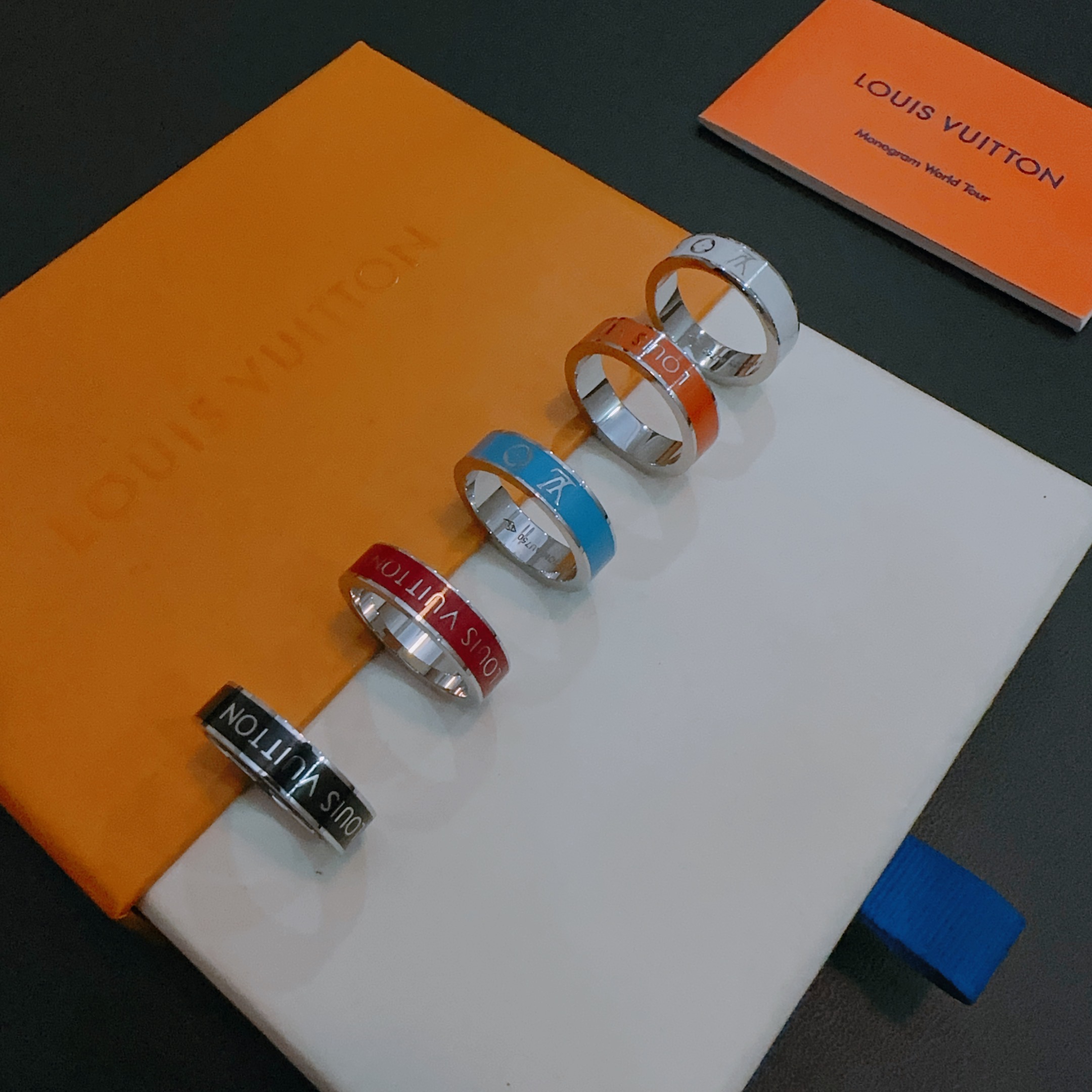 💰100 高品质路易威登LV戒指🇷🇼原单货🇷🇼专柜新款开模复古潮流时尚必备 男女均可佩戴 情侣款同款 摇滚朋克泰银风格 复古元素 潮流百搭 官网同款项链最新款档次更高明星经典款系列复古银戒指
码数7 8 9 10 11
细节对版做旧处理 非市面亮面版型 
这款一直在出 LV里面热卖款 非常好搭配潮流衣服👔🥿
