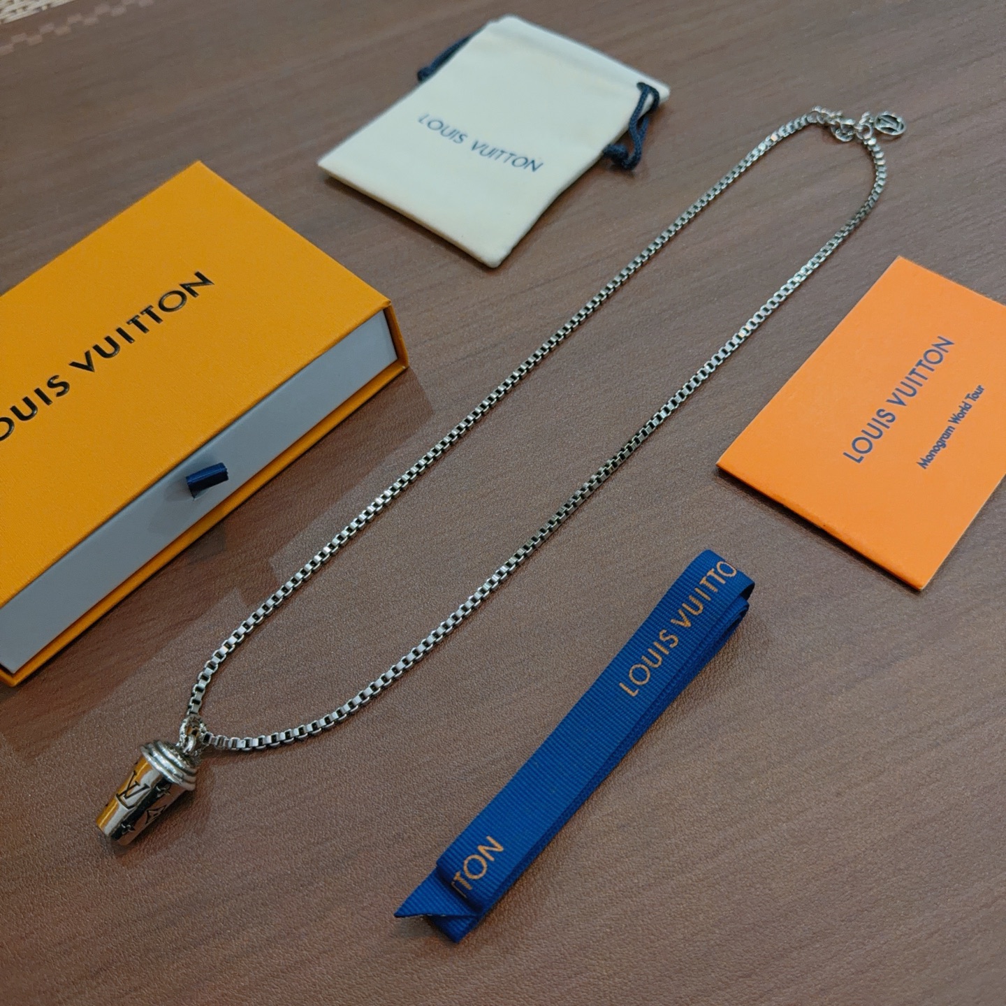 NO:589396,LV Louis Vuitton necklace original single goods counter new open mold retro trendy fashion must-have. Can be worn by both men and women. The same style for couples. Rock punk Thai silver style. Retro elements. Trendy and versatile. The same necklace from the official website. The latest chain has a higher grade. Star classic necklace series retro silver necklace. The chain length is 60 cm and the length can be changed. The details are distressed. Non-market glossy version. This model has been on the market. This is a hot-selling model in LV. It goes well with trendy clothes, jewelry boutiques, louis vuitton, louis  vuitton,necklace19860909LV路易威登项链原单货专柜新款开模复古潮流时尚必备 男女均可佩戴 情侣款同款 摇滚朋克泰银风格 复古元素 潮流百搭 官网同款项链最新款链条档次更高明星经典款项链系列复古银项链 链长60厘米可改长度 细节对版做旧处理 非市面亮面版型 这款一直在出 LV里面热卖款 非常好搭配潮流衣服,饰品精品,louis vuitton,louis vuitton,necklace,Jewelry